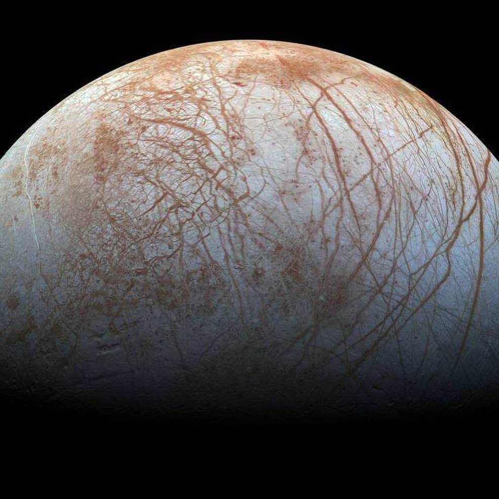 NASAさんのインスタグラム写真 - (NASAInstagram)「Even in chaos, there is beauty.⁣⁣ ⁣⁣ Dubbed by geologists as the “chaos terrain”, the surface of Jupiter's ocean moon Europa features a widely varied landscape. This area contains blocks that have moved sideways, rotated or tilted before being refrozen into their new locations. To understand how they might have formed, scientists study these blocks as if they are jumbled puzzle pieces.⁣⁣ ⁣⁣ While experts may see this mysterious landscape as utter chaos, there is an unmistakable beauty to its erratic winding lines.⁣⁣ ⁣⁣ Image Credit: NASA/JPL-Caltech/SETI Institute ⁣⁣ ⁣⁣ #nasa #space #Jupiter #solarsystem #spaceexploration⁣」5月4日 0時56分 - nasa