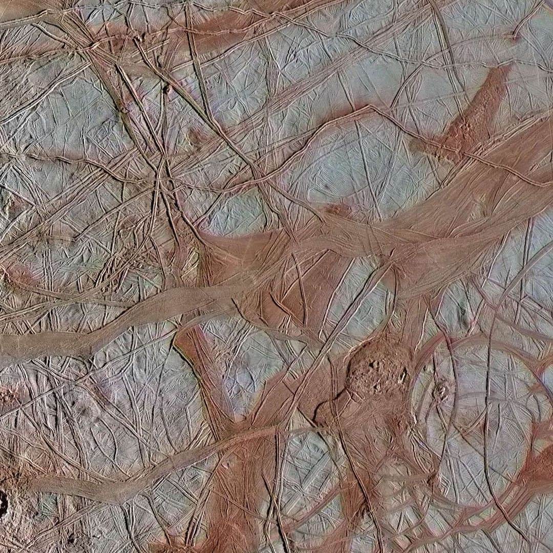 NASAさんのインスタグラム写真 - (NASAInstagram)「Even in chaos, there is beauty.⁣⁣ ⁣⁣ Dubbed by geologists as the “chaos terrain”, the surface of Jupiter's ocean moon Europa features a widely varied landscape. This area contains blocks that have moved sideways, rotated or tilted before being refrozen into their new locations. To understand how they might have formed, scientists study these blocks as if they are jumbled puzzle pieces.⁣⁣ ⁣⁣ While experts may see this mysterious landscape as utter chaos, there is an unmistakable beauty to its erratic winding lines.⁣⁣ ⁣⁣ Image Credit: NASA/JPL-Caltech/SETI Institute ⁣⁣ ⁣⁣ #nasa #space #Jupiter #solarsystem #spaceexploration⁣」5月4日 0時56分 - nasa