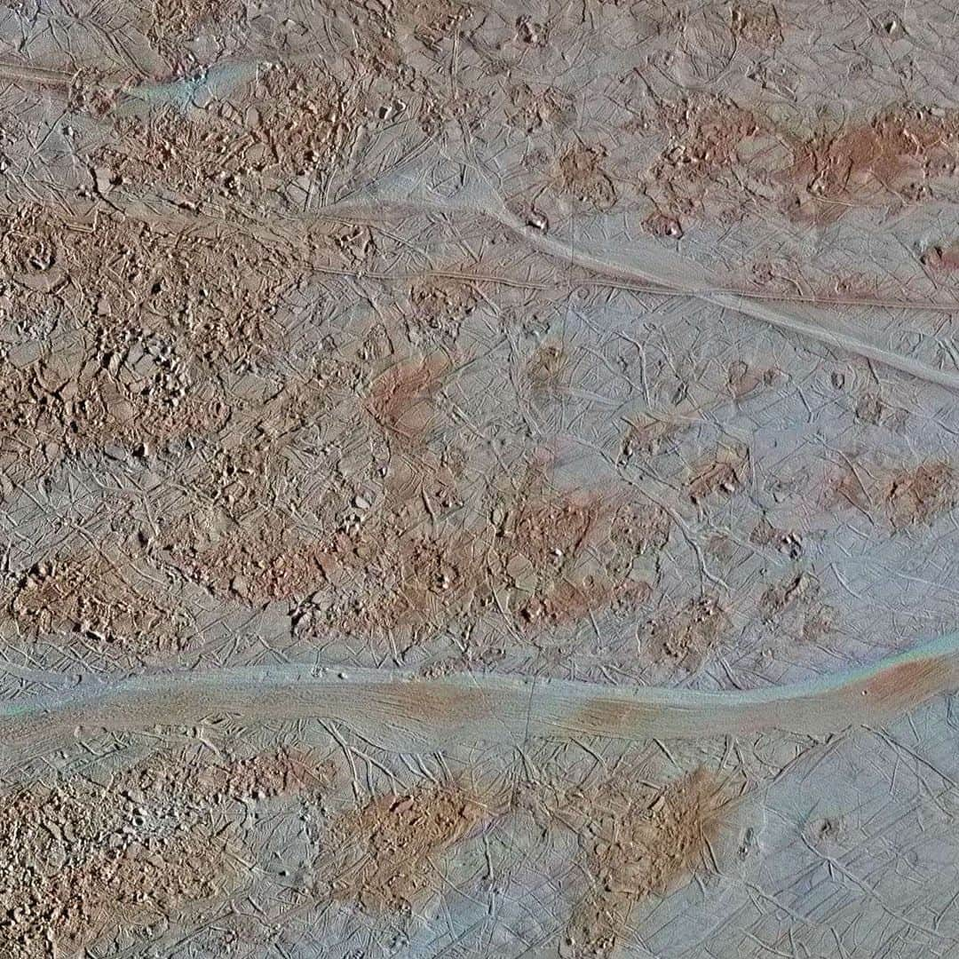 NASAさんのインスタグラム写真 - (NASAInstagram)「Even in chaos, there is beauty.⁣⁣ ⁣⁣ Dubbed by geologists as the “chaos terrain”, the surface of Jupiter's ocean moon Europa features a widely varied landscape. This area contains blocks that have moved sideways, rotated or tilted before being refrozen into their new locations. To understand how they might have formed, scientists study these blocks as if they are jumbled puzzle pieces.⁣⁣ ⁣⁣ While experts may see this mysterious landscape as utter chaos, there is an unmistakable beauty to its erratic winding lines.⁣⁣ ⁣⁣ Image Credit: NASA/JPL-Caltech/SETI Institute ⁣⁣ ⁣⁣ #nasa #space #Jupiter #solarsystem #spaceexploration⁣」5月4日 0時56分 - nasa