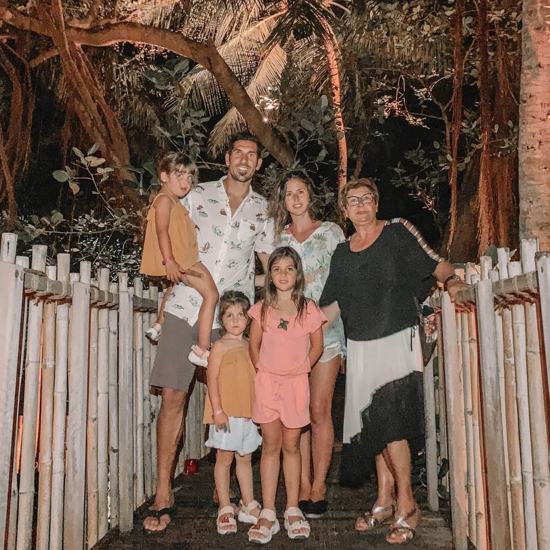 ゴルカ・イライソス・モレノのインスタグラム：「En la mitología Vasca, el personaje más importante es la Diosa Mari "Diosa Madre" a la que los vascos rendimos culto. Algo que a los romanos en su invasión llamó la atención. Una forma de hacer y gestionar la casa(la familia) que no tenía cabida en su cultura. "Etxekoandre" quien era la única que tenía todas las llaves de la casa y con quien había que consultar las decisiones familiares. A ELLAS les rendimos homenaje hoy, pero como  bien nos ha enseñado nuestra cultura... ¡¡son las que siempre están a nuestro lado y guían  con su amor, cada día de nuestras vidas, llueva o salga el sol!! ❤️❤️ #diadelamadre #amareneguna #familia #amor #cultura #momentosunicos」