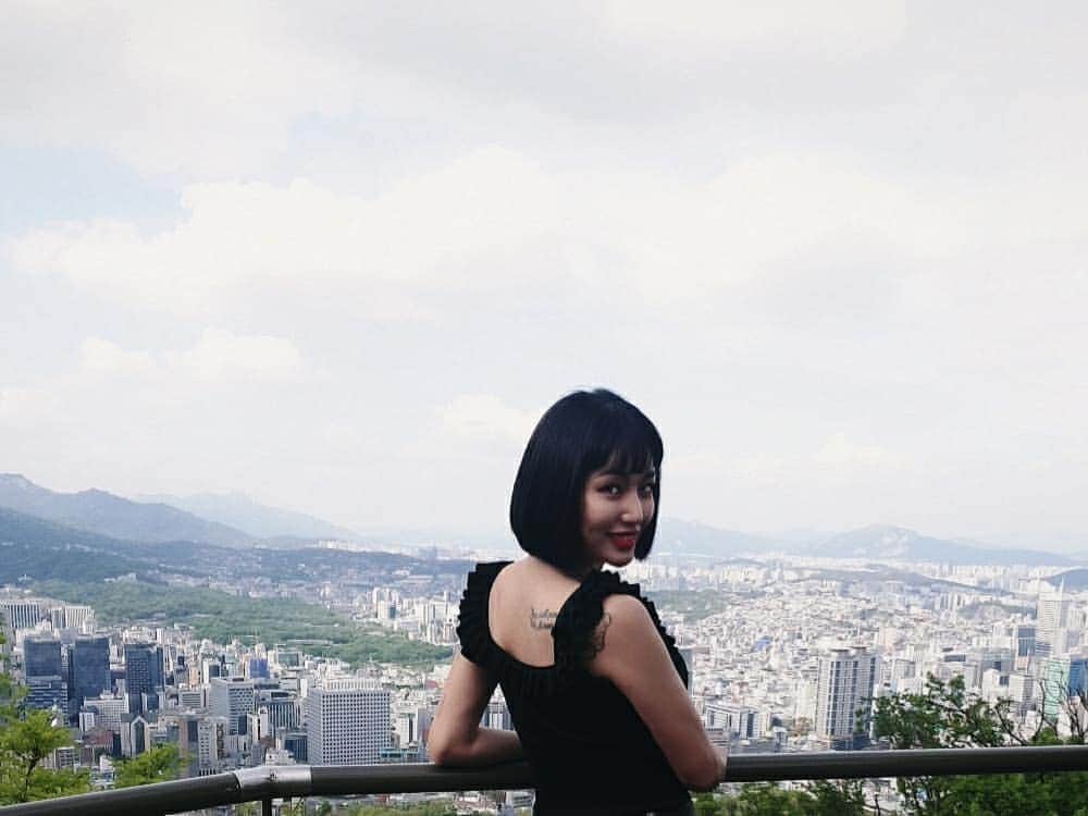 エナ さんのインスタグラム写真 - (エナ Instagram)「2.3번사진 외국인같은거 나만그런거야?.. #korean #original #한국인 #어서와남산은처음이지?  #주말 #남산」5月4日 1時00分 - eunkyung.shin