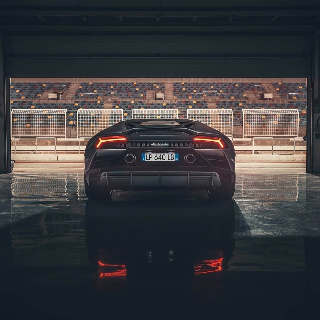 ランボルギーニのインスタグラム：「Greatness is an unstoppable force only enhanced by creativity.  After weeks of halting work at the Lamborghini factory, our engines are warm and ready to roar again. In no time, we will be back to doing what we love - creating extraordinary Super Sports Cars.  #Lamborghini #HuracanEVO #EveryDayAmplified」