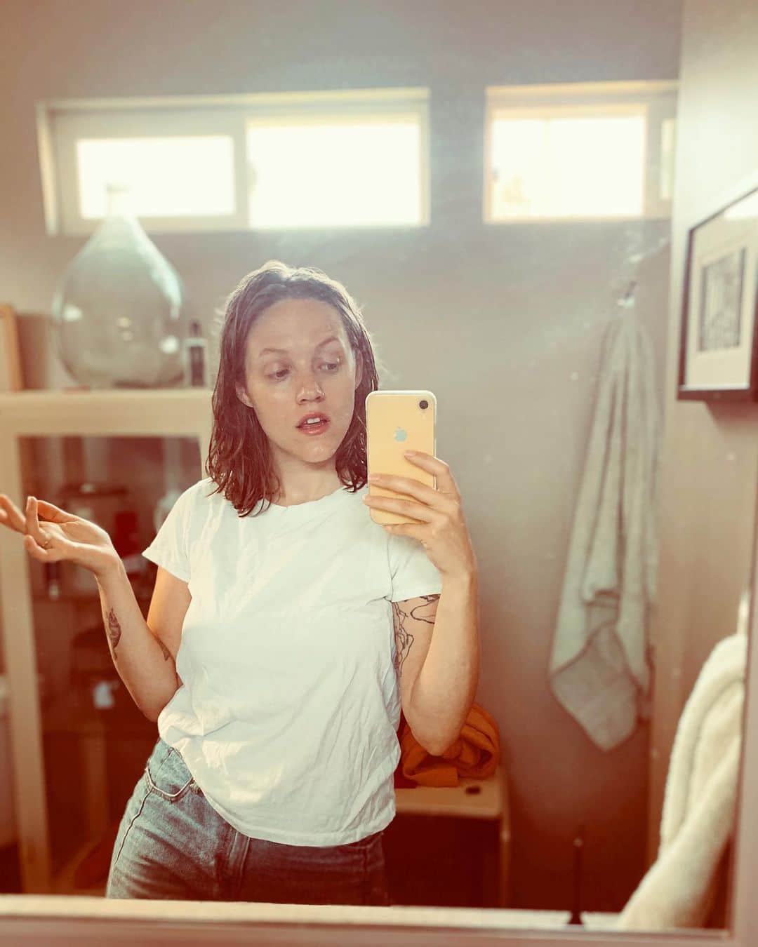 カティ・ショーのインスタグラム：「#momjeans but actually」