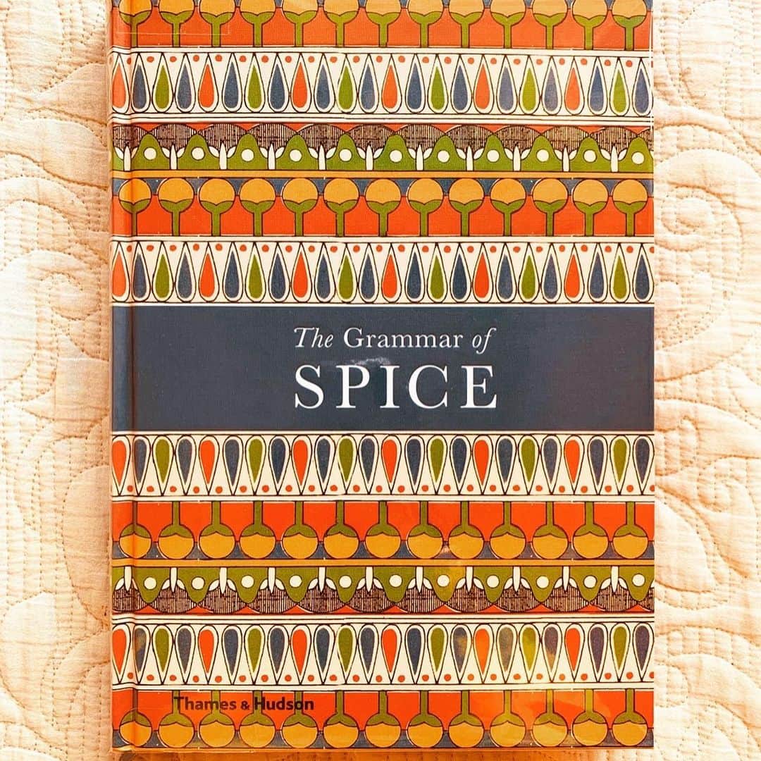 倉田茉美さんのインスタグラム写真 - (倉田茉美Instagram)「７日間ブックカバーチャレンジ📚6日目。﻿ ﻿ １冊目は「spice」﻿ 世界の調味料を多彩なデザインや素材で表した本。ずっと机に片隅に置いてあって、可愛いし色彩の勉強にしてる。﻿ ﻿ ２冊目は「キッチンの悪魔」﻿ 2019年いちばん刺激的で、少し泣けてきた。﻿ 天才の孤独と「正しさ」三つ星シェフを捨てて辿り着いたしあわせ。﻿ ﻿ 7日間ブックカバーチャレンジとは、﻿ 「読書文化の普及に貢献するためのチャレンジで、参加方法は好きな本を1日1冊、7日間投稿する」というもの。﻿ ルールは「本についての説明はナシで表紙画像だけアップ」＆その都度1人のIG, FB友達を招待してこのチャレンジへの参加をお願いする」﻿ ﻿ #book #7days #challenge #bookcover #stayhome #7daysbookcoverchallenge #bookstagram #booklover #おうち時間 #7日間ブックカバーチャレンジ」5月4日 1時06分 - sena_sayu122