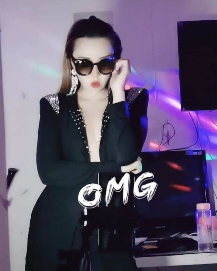 Nicole Chenのインスタグラム：「Sundays be like........ 🦄😘 How is your Sunday? Seems like no difference weekend's or weekday #quarentine #boredom #douyin #chinesedouyin #singaporean #Chinese #tiktok #tiktoksingapore Chinese douyin id :djnicole #抖音#抖音有毒 #抖音上瘾 #抖音精选 #抖音短视频 #douyinvideos #uzzlang #korean #chinese #asian #tiktokchina  #uzzlangstyle #douyin #抖音日常 #抖音上癮 #抖音短視頻 #tiktok #douyinchina #小姐姐 #抖音🎵 #抖音短视频在线#情侣 #恋爱 #huaweimate30pro」