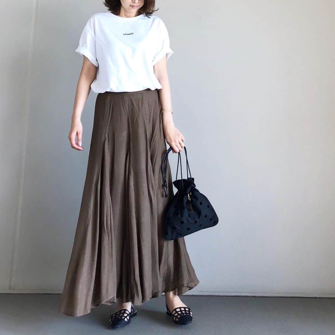 yu-coのインスタグラム：「・ #code ・ ・ 夏のようなお天気だったので シンプルにTシャツ&スカート♡ ・ ・ スカートはシワも気にならないしラクチン◡̈ ・ ・ ⇨𝟛枚目 気になってたZARAのフラットシューズ SALEになってた♡ ・ ・ tops: @spickandspan_jp  skirt: @titivatejp  bag: @charmant_sac  shoes: @zara ・ ・ ⑅⃝詳しくはblogでご紹介しています → https://ameblo.jp/mainichi-okaimonobiyori ┈┈┈┈┈┈┈┈┈┈┈┈┈┈┈┈ #先日のコーデ #ママコーデ #きれいめカジュアル #大人カジュアルコーデ #titivate #titivatestyle #zara」