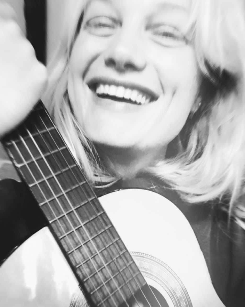 ファイン・フレンジーのインスタグラム：「hi friends - I’m doing a livestream in a few hours on @thevioletbook account for their sweet sweet violet home concert series. it will be ramshackle but so nice to cuddle up with you for a little while in the only way we can these days. please pray to the Internet gods and goddesses that my signal will hold up as I’m out in the countryside but will do my best! please bring: a candle, if you want, a piece of paper and something to write with and a scent that smells good to you. 8 PM London - 3 PM NY.」