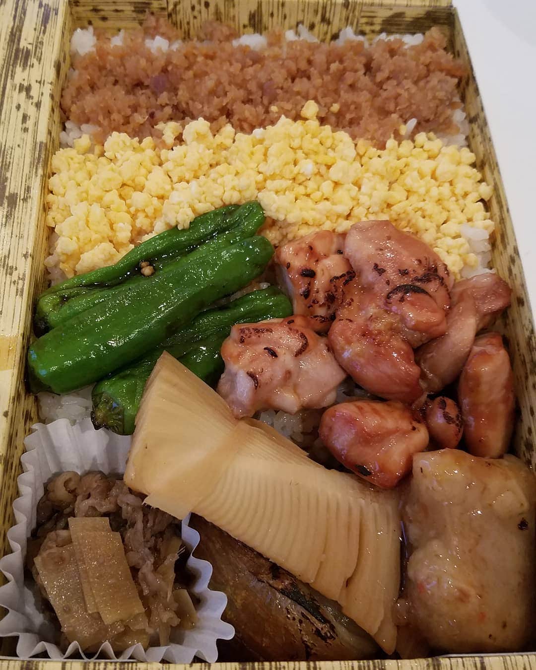 勝田一樹のインスタグラム：「勝田めし🎵お家で食べよー😃 近所の和食屋さんの✨ 焼き鳥弁当✨  #勝田めし #勝田一樹  #kazukikatsuta  #焼き鳥おじさん  #ディメンション  #dimensionjazz  #dimensionfusion  #中目黒ひぐらし」