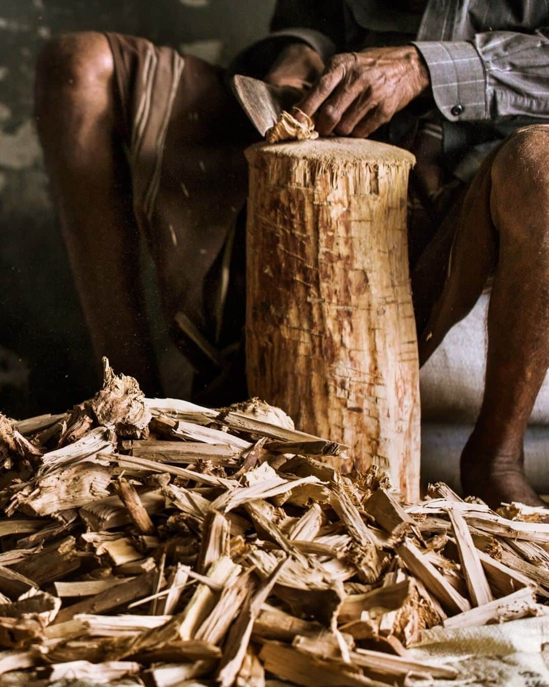 クリスチャンディオールさんのインスタグラム写真 - (クリスチャンディオールInstagram)「THE QUEST FOR ESSENCES - SANDALWOOD There is a strong link between the people of Sri Lanka and Sandalwood. It’s rooted in the culture with its warm and milky notes that’s steeped in symbolism. • @diorparfums #DiorStandsWithYou #StaySafe #DiorParfums」5月4日 1時30分 - dior