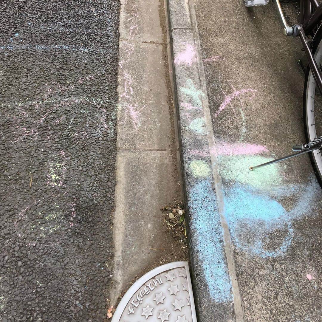 いとうせいこうのインスタグラム：「ストリート抽象派を発見。」