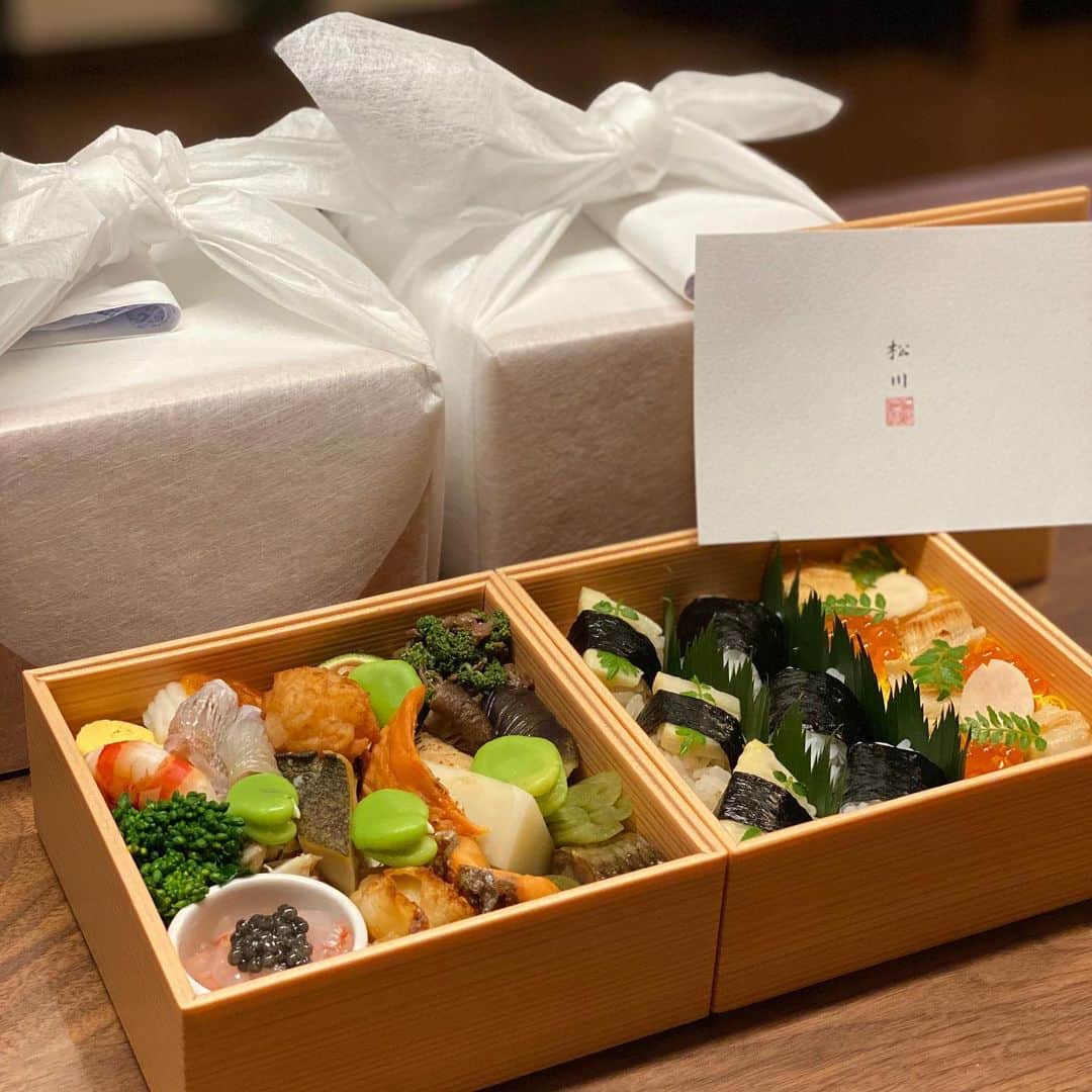 Masayasu Moritaのインスタグラム：「言わずと知れた #松川 さんです。  もはや、弁当なのか？というクオリティ。鮑の按配はもちろん、一品一品のお味もそのまんま松川でした。  お椀と水ようかんもついてきて、前後しっかり締まりました。幸せ。  #もりたま飯 #foodie #foodgasm #foodphotography #foodstagram #美食 #グルメ #foodporn #instaeats #instafood #toprestaurants #snapyummy #eeeeeats #eattheworld #instafoodie #toptokyorestaurants #tokyogourmet #wheretoeattokyo #tokyorestaurants #tokyoeats #japanesefood #テイクアウトグルメ」