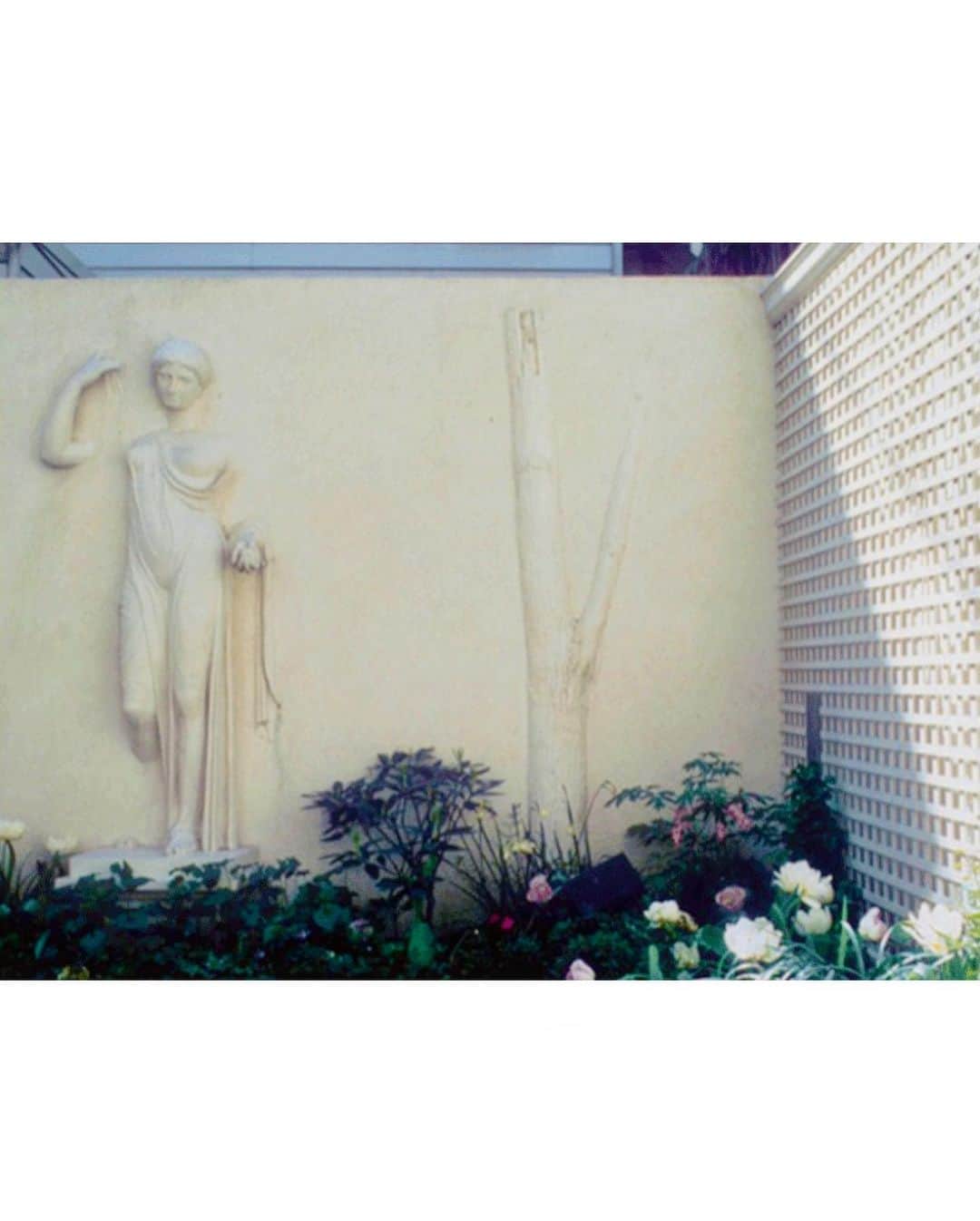 パク ・スジュさんのインスタグラム写真 - (パク ・スジュInstagram)「The House Of Memories (Laurie Mallet House)— Greenwich Village, New York, designed by SITE, 1985.」5月4日 2時17分 - soojoo