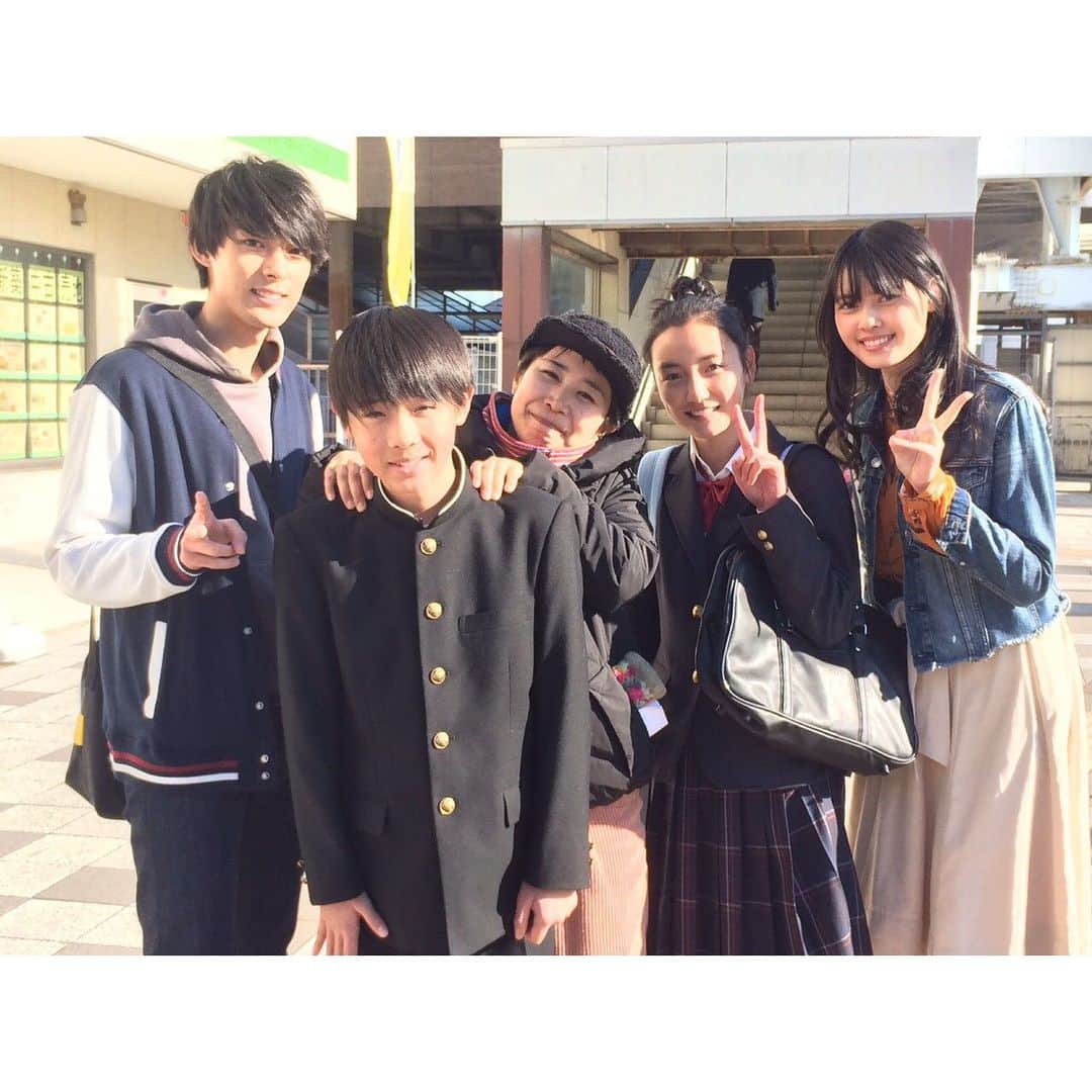 亘理舞さんのインスタグラム写真 - (亘理舞Instagram)「・ 家入レオさん「春風」MVのオフショットです。最後の堤防でのシーンは海風がとても強くて、吹き飛ばされそうになりながら撮影したのを覚えています😂そしてこのシーンは私にとっても最後の撮影だったので、終わってしまった時はすごく寂しかったです。監督も共演者の方々もスタッフさん達も皆さん優しくて暖かい現場で、、いつかまた皆さんとご一緒できるように頑張りたいなと思いました💪 ・ #ショートフィルム#オフショット #家入レオ さん @leoieiri #坂本あゆみ 監督 #洸聖 くん #松岡花佳 さん #田中樹 さん #亘理舞」5月3日 17時27分 - mai_watari_official