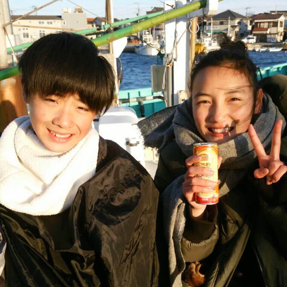 亘理舞さんのインスタグラム写真 - (亘理舞Instagram)「・ 家入レオさん「春風」MVのオフショットです。最後の堤防でのシーンは海風がとても強くて、吹き飛ばされそうになりながら撮影したのを覚えています😂そしてこのシーンは私にとっても最後の撮影だったので、終わってしまった時はすごく寂しかったです。監督も共演者の方々もスタッフさん達も皆さん優しくて暖かい現場で、、いつかまた皆さんとご一緒できるように頑張りたいなと思いました💪 ・ #ショートフィルム#オフショット #家入レオ さん @leoieiri #坂本あゆみ 監督 #洸聖 くん #松岡花佳 さん #田中樹 さん #亘理舞」5月3日 17時27分 - mai_watari_official