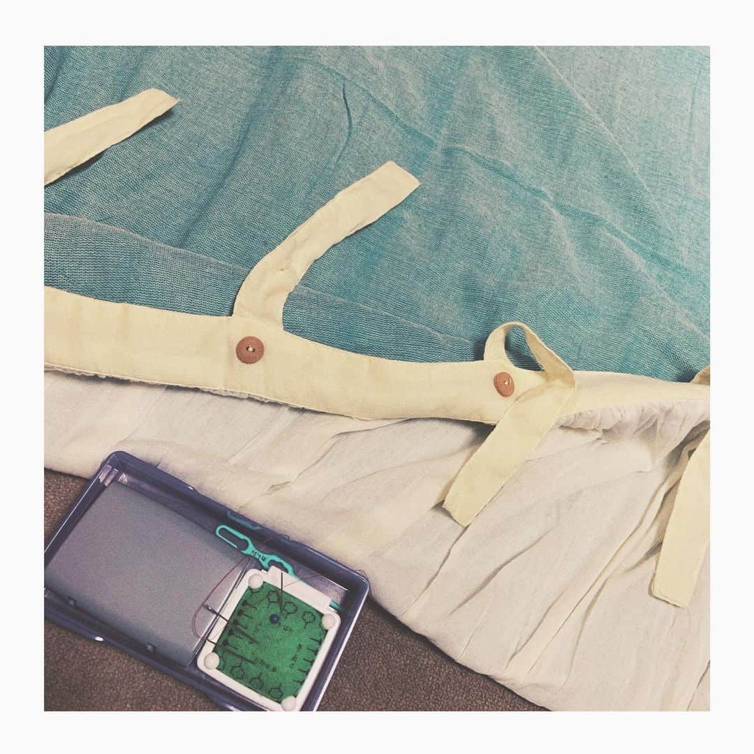 田中こなつさんのインスタグラム写真 - (田中こなつInstagram)「🦕🦕🦕🦕🦕🦋 注文していた布がとどいたから、縫ってミントグリーンのカーテンにした日。 西川くんじゃないよ。  #sewing #裁縫 #おうち時間 #ミントグリーン #カーテン #あるある #探検隊」5月3日 17時23分 - konatsu_tanaka