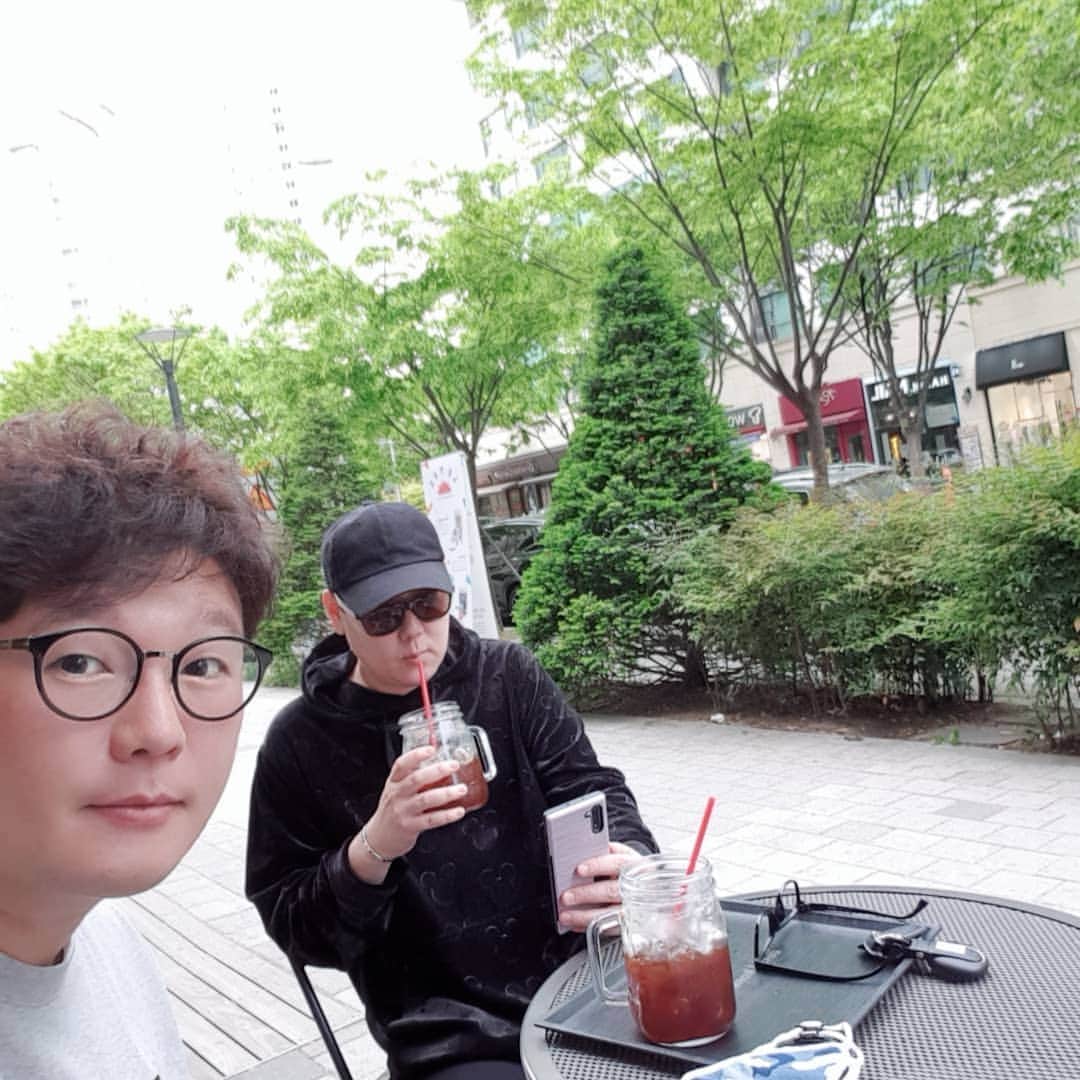 キム・ガンヒョンのインスタグラム：「연휴때마다...커피마셔주는 동생~~ 과연 누구일까요?? 그래도 고맙다 놀아줘서...#분당 #정자 #배우김강현 #18어게인」