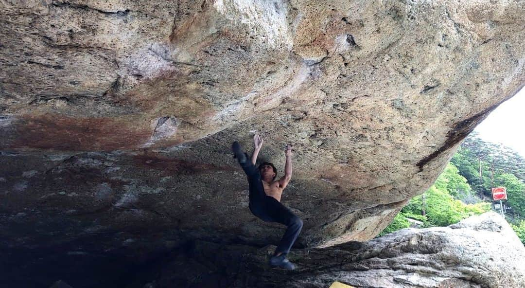 野村真一郎のインスタグラム：「⛓Hades V14🦵 "Hard ploblems in Shiobala(V9〜V14): Shinichiro Nomura" is Live✔️ Edit🎥: @hibiki_yamauchi ・ ・ Check out my post on Youtube▶️ Please subscribe to my channel🙏 https://youtu.be/q2kHNZznea0 ・ ・ @monturajapan @montura_official @unparallelup @rockmasterhq @hamasakichiryoin0929」