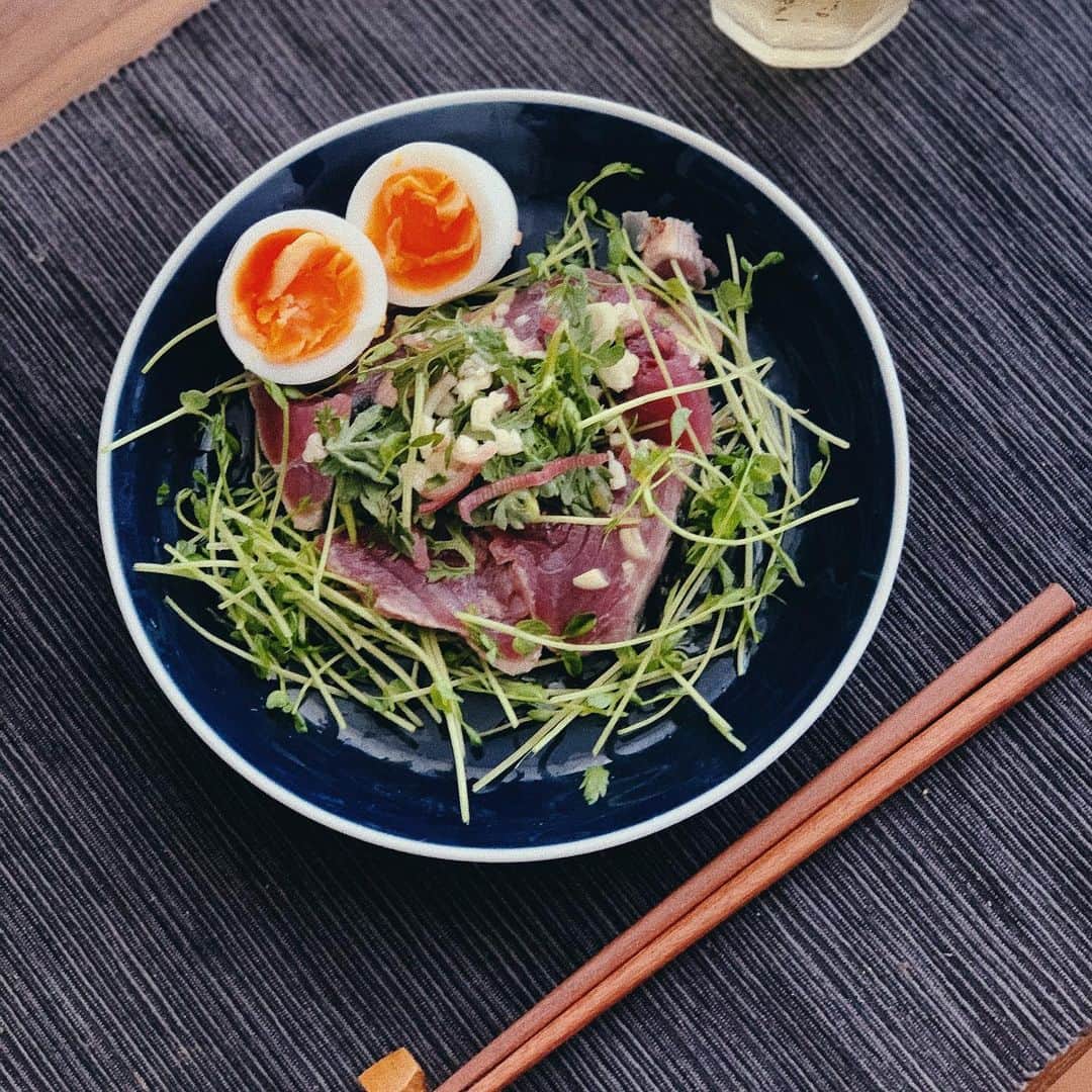 古渡奈々子のインスタグラム：「ゴールデンウィークとは、ゴールデンであると感じる概念があってゴールデンウィークであり、今年からはもうゴールデンウィークじゃないですね。 . そんな今日の休日おひとりさまの #アペロ . カツオのたたき🐟 生の春菊と育てた豆苗(細い)🌿 たまたま買ってあったミョウガを刻んでゆずぽんとレモスコ🍋 あと、自家製の半熟塩味玉🥚 . 共同購入で生産者さんから野菜とお魚を週に一度買ってます。 . 新鮮な野菜は味が濃くて 魚もぷりぷりで美味しい いつも同じ人から届けてもらえる安心感もあって、わたしの今の週1の楽しみです。  やはり、食卓は人を幸せにするね。 . 生産者、そしてそれを市場に届ける卸、提供する場所、人はまさにエッセンシャルワーカー。 感謝と敬意を。  thanks to  @taro.yokoyama0124  @localfoodsharing  #お皿が同じなのは気にしないでください #食器欲しい #新しいカトラリーも欲しい #広いキッチンが欲しい #ダイニングテーブルで食べたい #都内じゃ無理だから田舎に行くしかない #開疎化 #筋トレと関係ない」