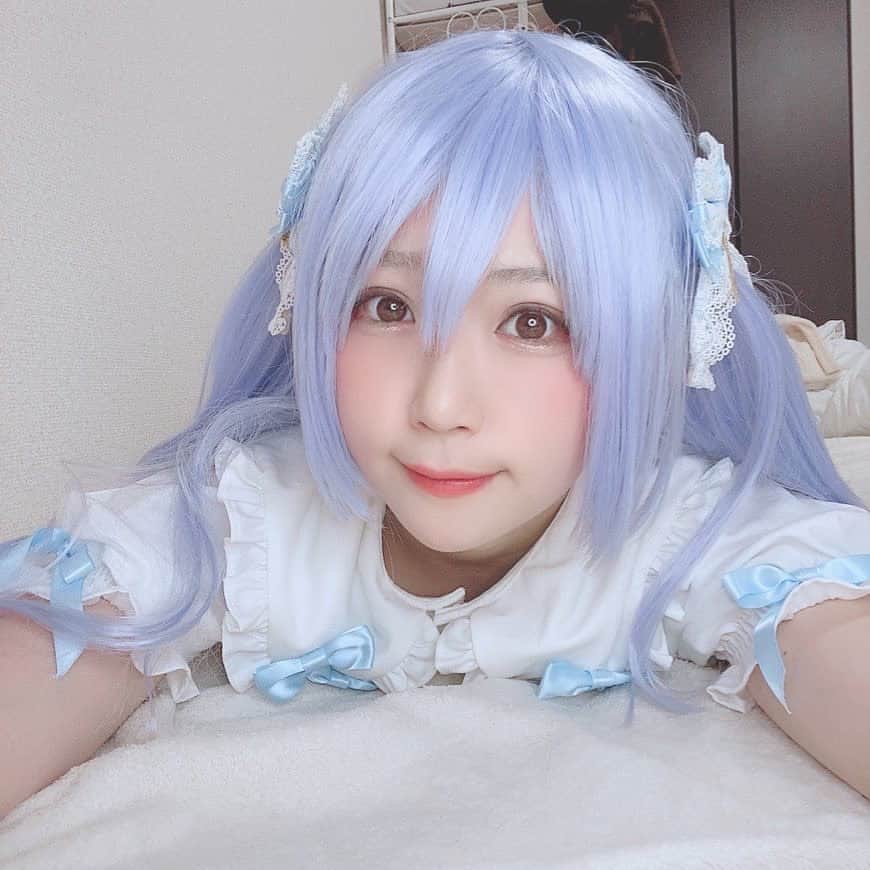 のインスタグラム：「やぱ水色しっくりくるう🐬 去年の生誕衣装👗 . . . #lightblue #水色 #ロリータ　#bobon21 #bodyline #lolita #コスプレ　#宅コス #baby #ribbon #エアコミケ #エアコミケコスプレ」