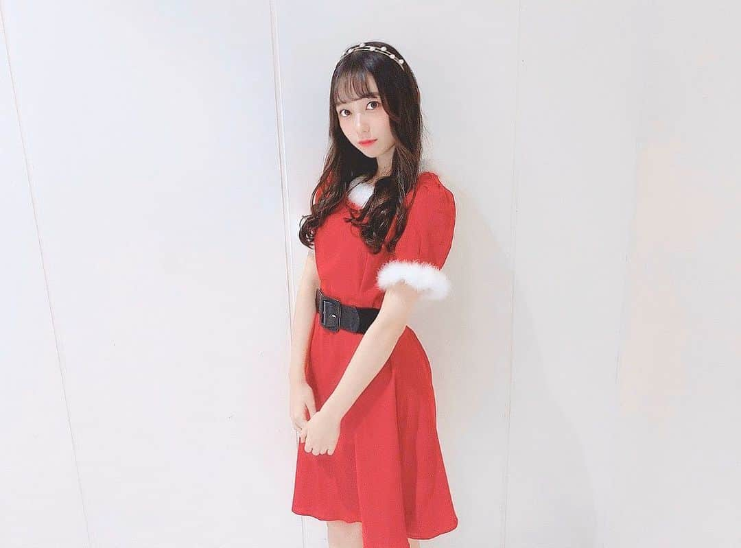 大盛真歩さんのインスタグラム写真 - (大盛真歩Instagram)「🎅🏻🎁﻿ ﻿ 「プレゼントは私です」﻿ ﻿ 人生で一回は言ってみたいセリフ、、、(少女漫画の読みすぎ)☺️﻿ ﻿ どうですか？まほサンタ💭﻿ この写真で暫く見納めかも…❔﻿ ﻿ #Instagram #季節感 #なくて #ごめんね #サンタ #クリスマス #サンタコス #プレゼント #生写真 #撮影 #christmas #santa #present #instagood #photo #likelike」5月3日 17時33分 - maho_usagi