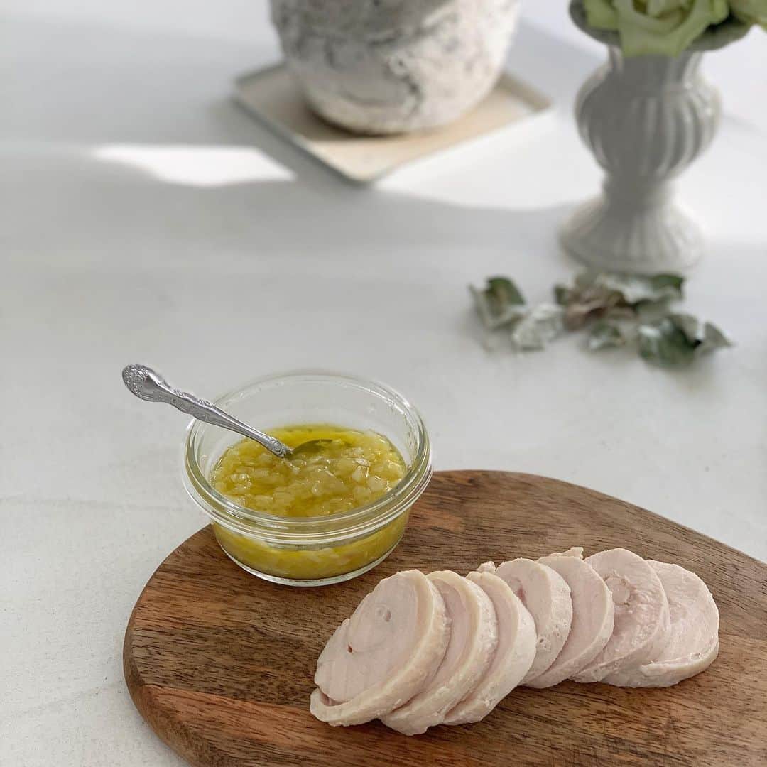 mitsuxmitsu24のインスタグラム：「Yummy time 🍋 * * 鶏ハム＆レモンソース * いつもの鶏ハムがレモンソースで オシャレになった🍋 * * @_a_852_  アコさんに教えてもらったレモンソース 家にない材料があってアレンジしちゃったけど美味しくできた。 アコさんありがとう😊 * レシピは ①ニンニクとネギをみじん切りにして炒める ②炒めたところにお酢を入れる ③レモンの皮を擦ったものと果汁を入れる ④鶏ガラスープの素とお砂糖少々入れる ⑤胡麻油を入れる ⑥味をみて塩胡椒で味を整えて出来上がり * アコさんレシピは④が米麹を入れる。だったんだけど、なければ鶏ガラスープの素って教えてもらったから、そこにお砂糖もちょっと入れてアレンジ😂👍🏾 * みんなの美味しいレシピも教えて欲しいな😊ずっとおうちご飯でネタ切れするよね😅 うちにはUber来ないから😭 #お家時間  #おうちご飯  #鶏ハム #みつみつごはん」