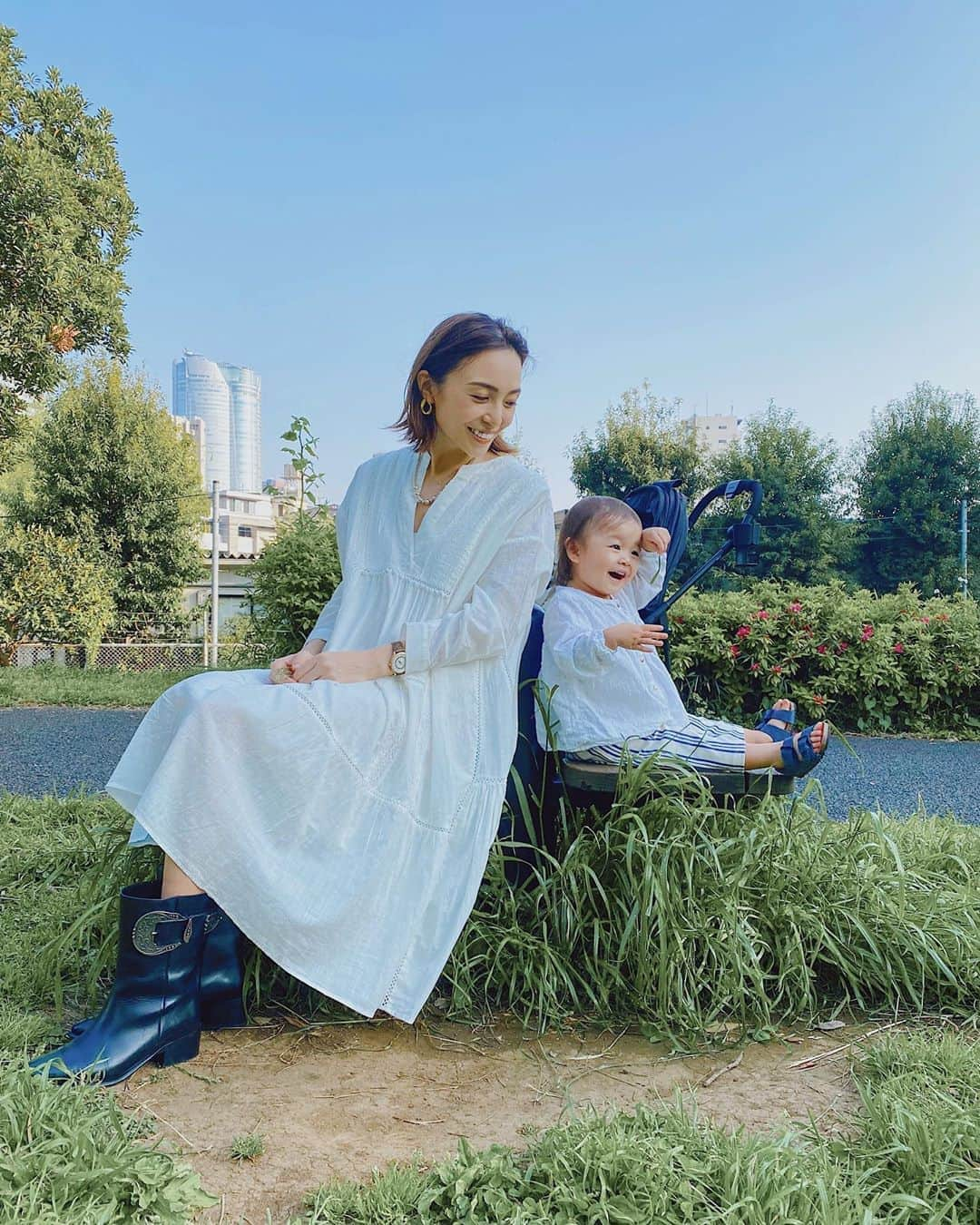 里見茜さんのインスタグラム写真 - (里見茜Instagram)「坂を見つけると登ったり下ったり一生繰り返してはひと休みする。 ぺんぺん草を見つけては立ち止まる。  15分ぐらいで帰れる道のりが、まぁ1時間以上はかかります👶  幼い頃、この花を摘んでシャラシャラ音が鳴るのが楽しくてずっとやってたのが懐かしいな☺️🌿 * #ぺんぺん草#ナズナ#音遊び#なんでも楽しい#時期#お散歩#1歳9カ月#女の子ママ」5月3日 17時53分 - satomiakane