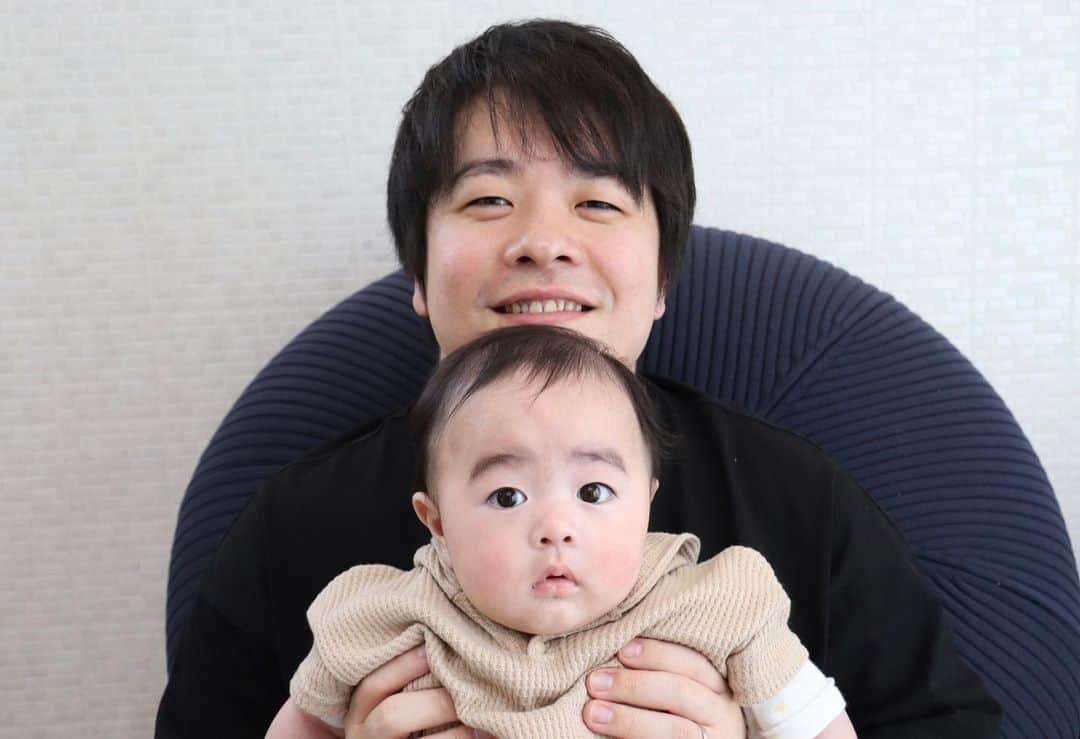 岸川聖也さんのインスタグラム写真 - (岸川聖也Instagram)「毎日家にいて大変な時期ですが、息子の存在は本当に癒しです👶🏻 早く日常が戻って外出させてあげたいです😭 皆さんも自粛生活大変だと思いますが、どうか家で過ごして下さい。 頑張りましょう💪🏻 #息子 #son」5月3日 17時52分 - seiyakishikawa