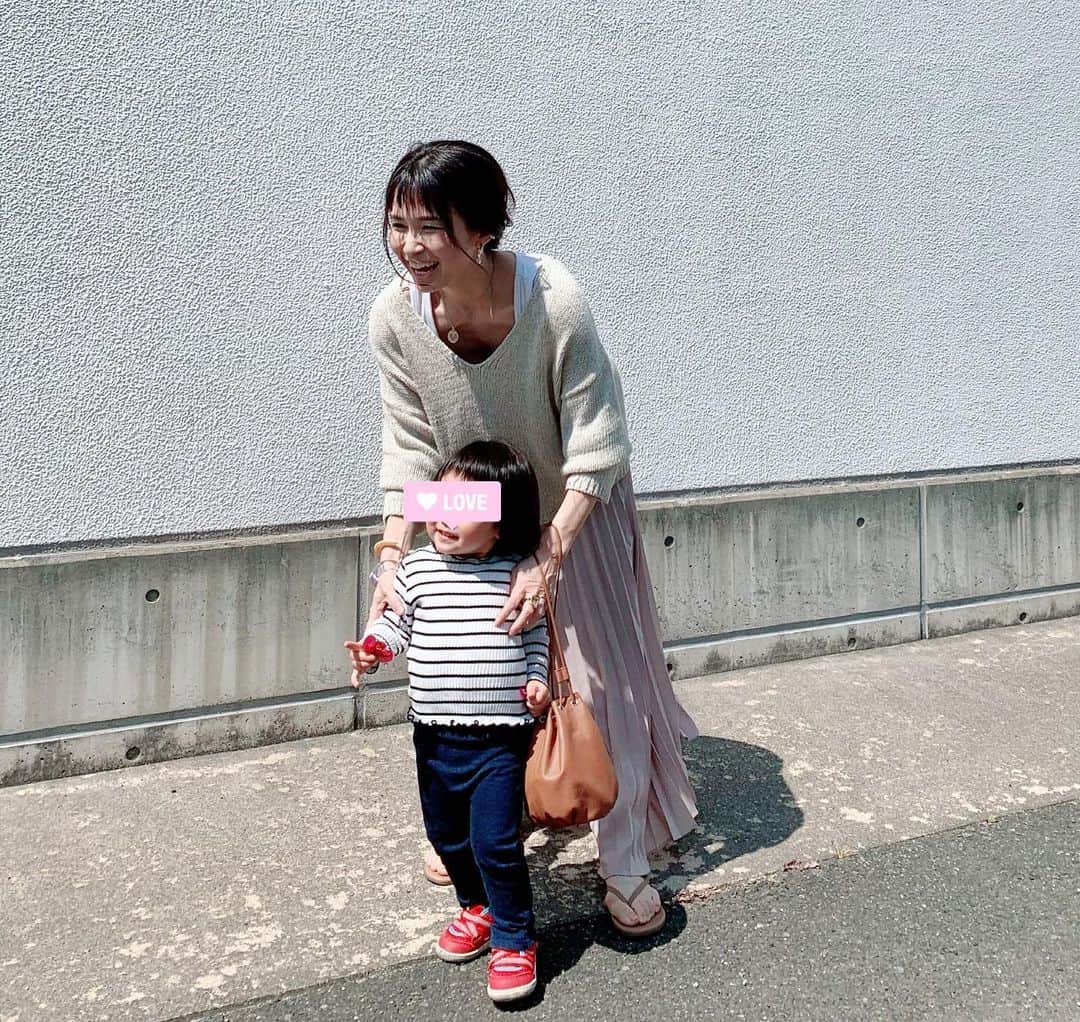 斎藤寛子さんのインスタグラム写真 - (斎藤寛子Instagram)「外出時のマスク必須の生活の中で、マスク外した時の反動か、、、、。 マスク外した瞬間からの私の末っ子へのチュー攻撃は半端ない。. . それを見た家族は引き気味。。。🙄末っ子ももちろん引き気味😂. . . #2歳2ヵ月 #子育て」5月3日 17時45分 - hiroko4life