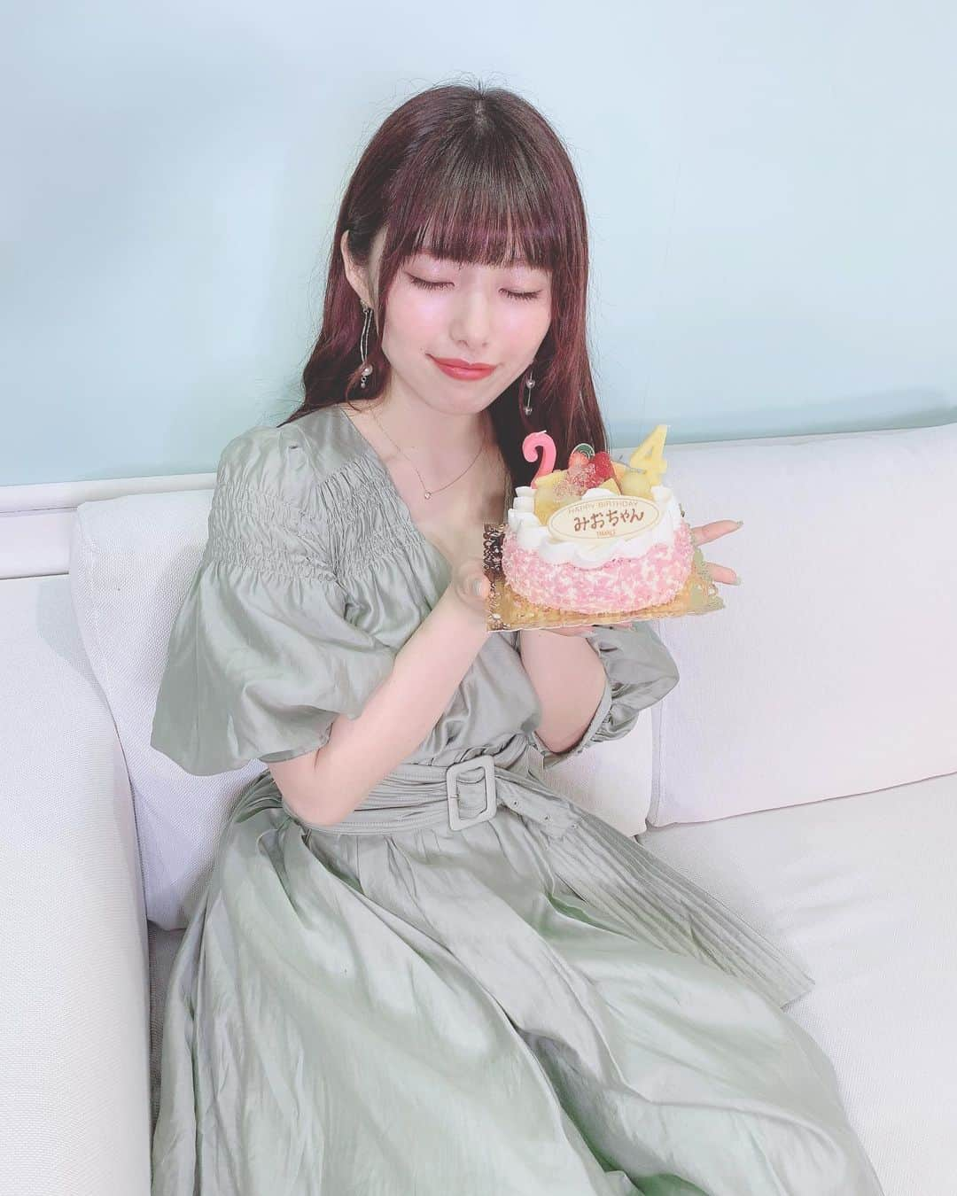 高橋みおさんのインスタグラム写真 - (高橋みおInstagram)「🤍 、 昨日で24歳になりました♥ これからもよろしくお願いします☺️ 、 、 #birthday #happybirthday #birthdaygirl #birthdaycake #cake #onepiece #herlipto #誕生日　#誕生日ケーキ」5月3日 17時55分 - miochin052