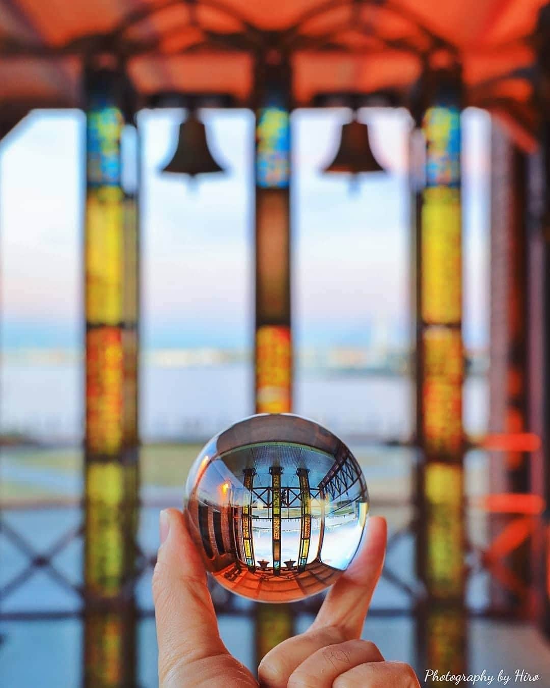 のインスタグラム：「Showcasing #yokohamatomorrow, a collection of memories while looking forward to tomorrow.﻿ ﻿ “Bell of happiness × Crystal ball Reflection﻿ 赤レンガ倉庫にある幸せの鐘…﻿ 今まで通りの日々が戻りますように。”﻿ ﻿ Photo & Text: @hiro7.18﻿ ﻿ #yokohamatomorrow﻿ ﻿ -﻿ ﻿ 皆様がいままでに撮られた大好きな横浜の写真（去年の同じ季節に撮られた写真など）に思い出などのエピソードとハッシュタグ #yokohamatomorrow を付けて投稿していただけないでしょうか？﻿ ﻿ ハッシュタグをつけて投稿していただいた写真を、健やかな日々が戻ってくると信じてご紹介していきます。﻿ ﻿ Looking forward to tomorrow, we have a request: Post your favorite memories and experiences in Yokohama - Something from last year or your last trip perhaps? - with the hashtag #yokohamatomorrow.﻿ ﻿ We will showcase these memories on our Instagram as they represent the Yokohama we are looking forward to while we navigate this challenging time together.﻿ ﻿ #myyokohama﻿ ﻿ #yokohama #darlingescapes #beautifuldestinations #artofvisuals #somewheremagazine #discoverglobe #travelawesome #passionpassport #lovejapan #explorejapan #japanlife #japanfocus #japan_vacations #japanrevealed #よこはま #ヨコハマ #横浜 #stayhome #staysafe #besafe #stayhomestaysafe #staysafeeveryone」