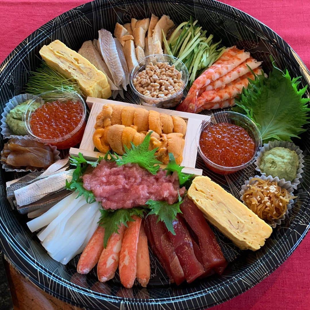 夏木マリさんのインスタグラム写真 - (夏木マリInstagram)「銀座の鮨かねさかから 差し入れ..... ありがとうございます。  #銀座 #かねさか #sushi #手巻き #楽しい #thankyou #natsukirock #夏木マリ @mari_natsuki」5月3日 18時12分 - mari_natsuki