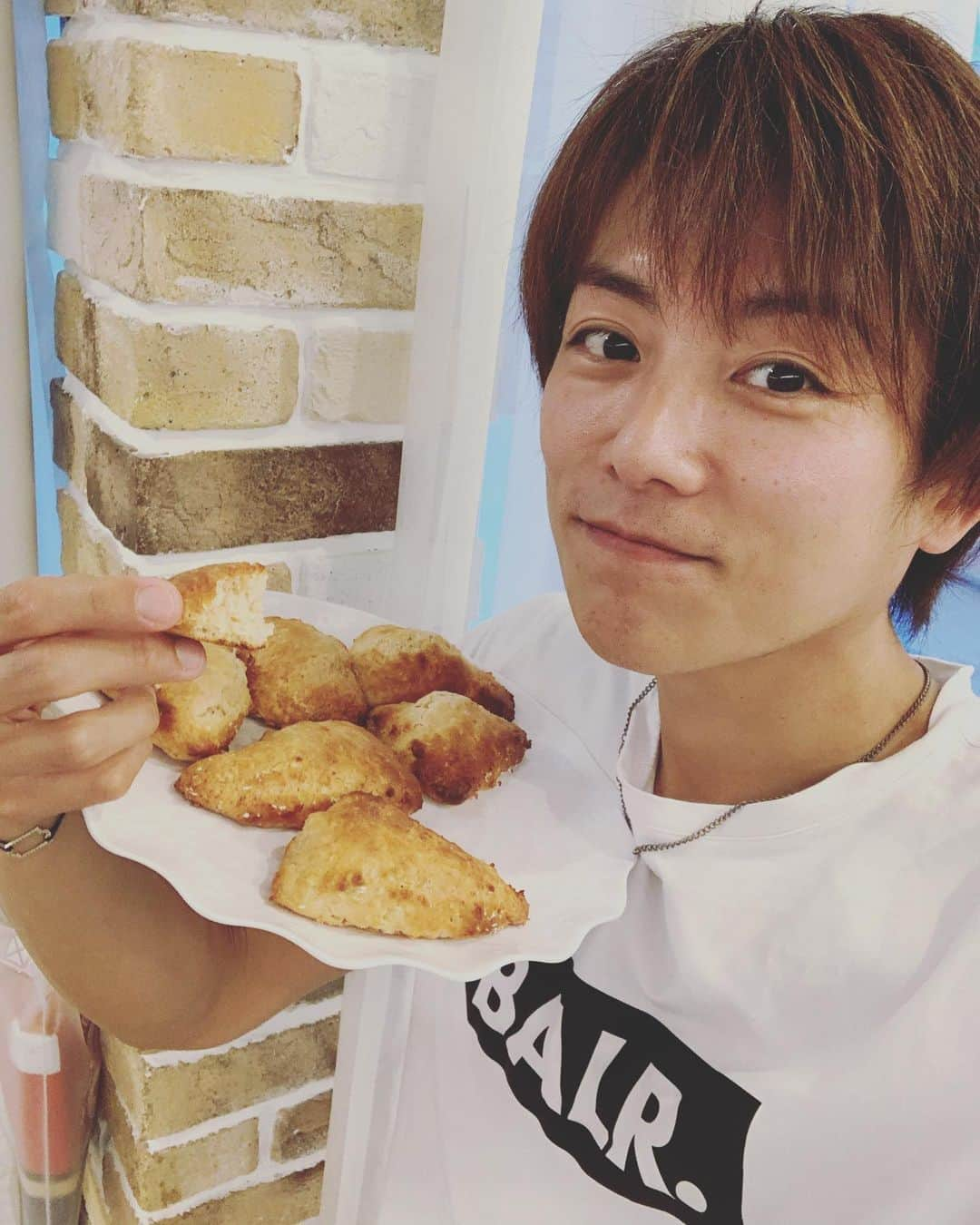 杉浦太陽さんのインスタグラム写真 - (杉浦太陽Instagram)「ノンがプロテインスコーンを作ってくれました^_^  ヤバイ、これは美味い！！ @sugiurataiyou_official  #ノンさんの #プロテインスコーン #美味い #これはあり」5月3日 18時13分 - sugiurataiyou_official