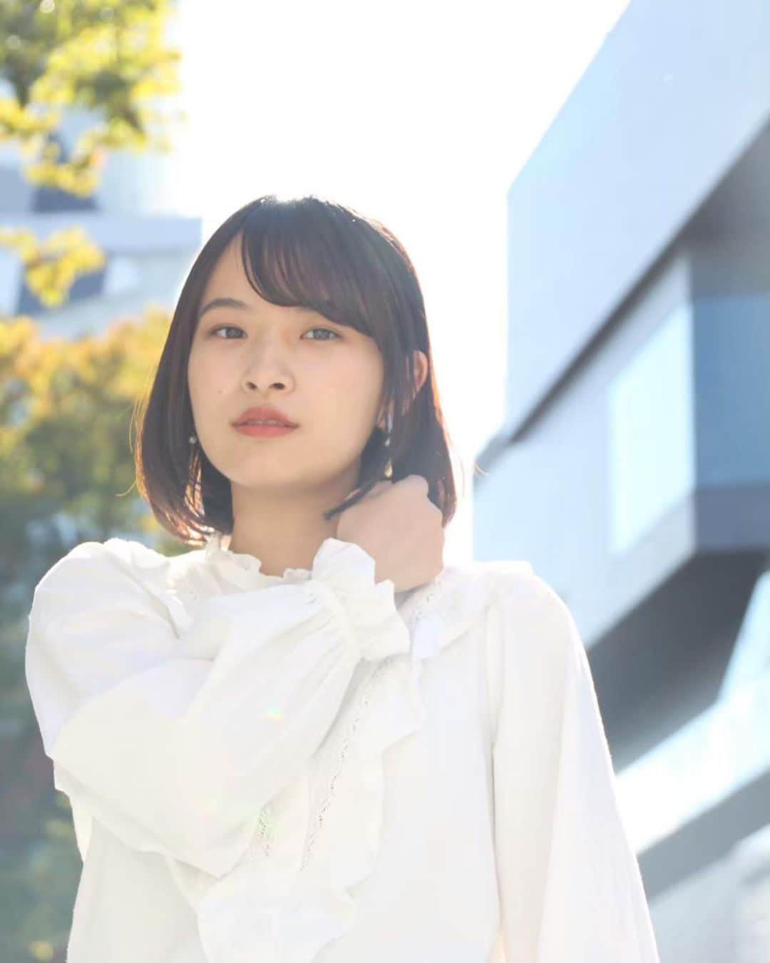 のインスタグラム：「・ 暖かくなってきましたね いつのまにか春を通り越して夏になりそうな勢い☀︎ ・ お仕事の人も学校の人も少しはお休みがある週かな？ 今年のGWは #おうち時間 を満喫しましょうね🤸‍♀️ ・ #女優 #上大迫祐希 #春 #ゴールデンウィーク #ワンカールボブ #イヤリング #白ブラウス #ブラウンリップ #カメラ #一眼レフ #被写体 #過去pic #spring #gw #bob #earring #blouse #lip #camera #fhoto #tokyo #omotesando #fashion #look #followｍe #l4l #follow #instagram」