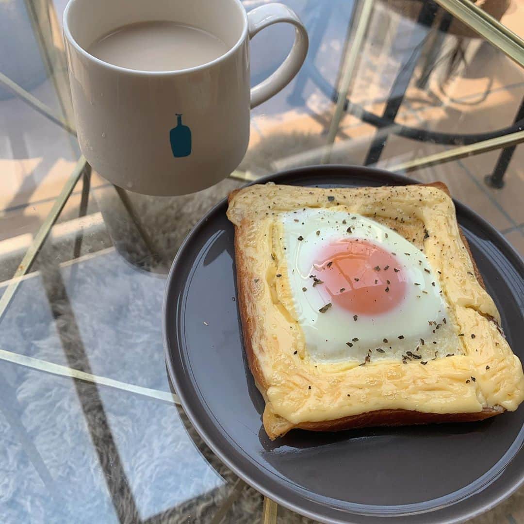 高田茉実さんのインスタグラム写真 - (高田茉実Instagram)「簡単なラピュタパン🍞  食パンに ふちをマヨネーズで 囲んで、真ん中に卵をおとす！ ※その際に 黄身を真ん中に落とすために 食パンの真ん中にくぼみを。  トースターで焼いて終了😚 仕上げにバジルや胡椒を。 #あさごはん」5月3日 18時28分 - __mamico