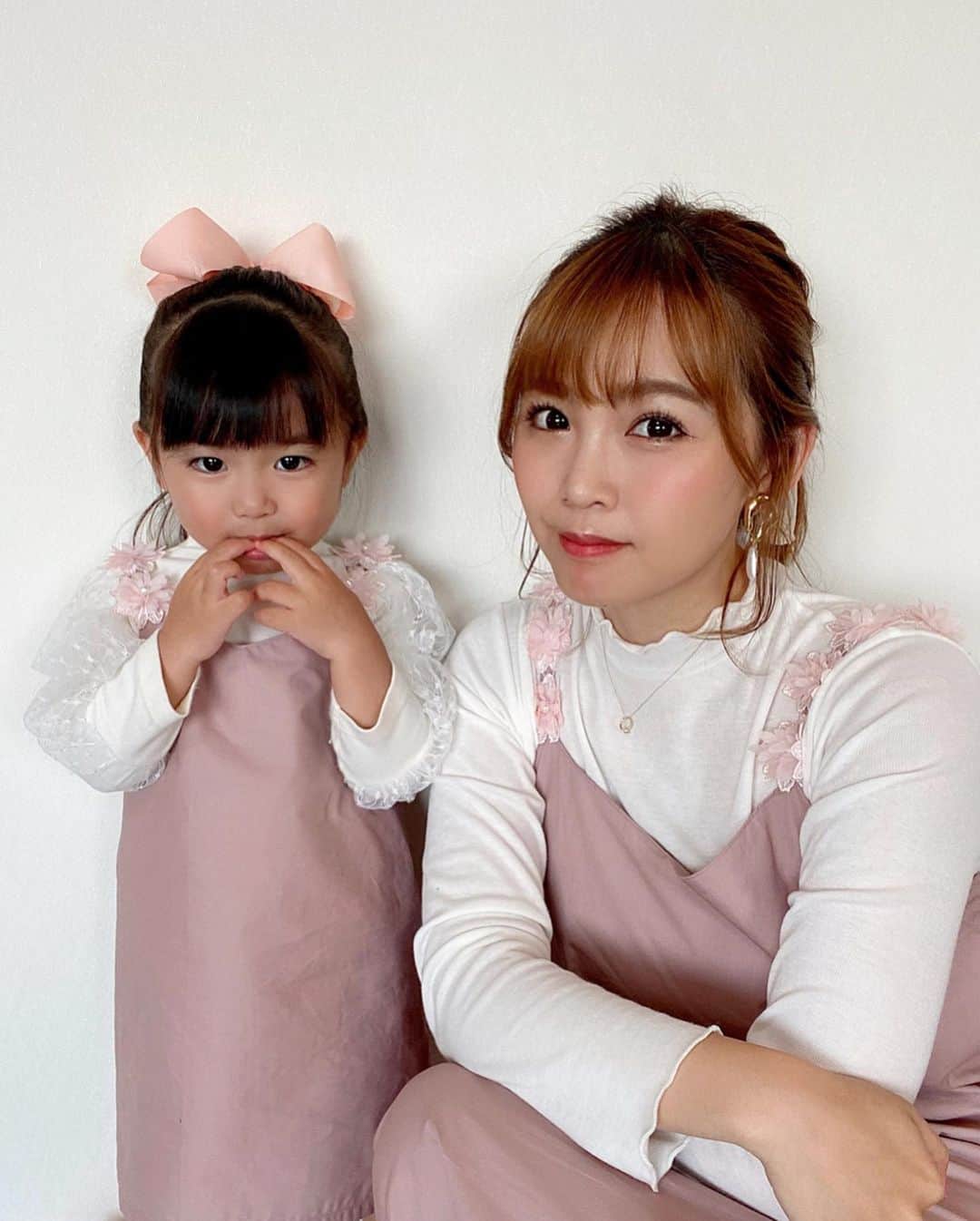 河内麻沙美さんのインスタグラム写真 - (河内麻沙美Instagram)「#ハンドメイド ． ． 手作りしたワンピースを着てスーパーへ❣️ ． 天気も良いからちょっと遠回りして、お散歩したよ✨ 初めて作ったワンピース🥰 LILIとお揃いで着れるの嬉しいな💗 ． また色々作ってるから、載せよっと🤗 お付き合い下さい😊🙏💕 ． #ハンドメイド記録#ハンドメイド服#ハンドメイド子供服#親子リンクコーデ#リンクコーデ#手作り服#ミシン#mamagirl#ootd#fashion#ママトコ#コーデ#おやこーで#親子link#ママライフカメラ#comonaファッション#comonaリンクコーデ#ママファッション#ママコーデ#キッズファッション#キッズコーデ#ママと娘#2児のママ#ハンドメイド部#まさみんハンドメイド」5月3日 18時24分 - masamikouchi