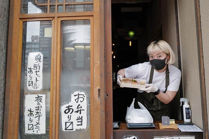 福岡グルメ 福岡ランチ「デビログ」さんのインスタグラム写真 - (福岡グルメ 福岡ランチ「デビログ」Instagram)「警固にある超人気店の『炉ばた 百式』でテイクアウト。 ここは昼からお得な晩酌セットなど、酒のつまみが充実してるね🙆‍♂️ 今回は豚のみそ漬けがドーンとのった「#百式弁当 」1,000円(税込)にしてみたよ。 しまった(汗)プラス200円で白ごはん→鯛めしに変更できるらしい😆 人気店の弁当はやっぱり美味かった😋👌 事前に予約した方がスムーズに受け取れるよ。 . #炉ばた百式 #福岡市中央区警固 1-15-34 警固セントラルビル1F 092-791-8385 12:00～19:00 ※営業時間が変更になってます。 日曜営業 不定休 . ♦️福岡グルメ 福岡ランチの店舗探しならブラウザで「デビログ」で検索👉 ♦️お得な情報やディープな店舗情報はブラウザで「もっとデビログ」で検索👉 . #福岡テイクアウト #テイクアウト福岡 #おもちかえりなさい福岡 #おもちかえりなさい #炉端百式 #百式 #福岡 #博多 #fukuokapics #fukuoka #fukuokacity #hakata #fukuokagourmet #IGersJP #ig_japan #福岡グルメ #福岡ランチ #福岡ごはん #福岡ご飯 #食べログ福岡 #福岡飯 #福岡食べ歩き #福岡インスタグルメ #インスタグルメ福岡 #福岡テイクアウト情報」5月3日 18時25分 - devi_takahashi