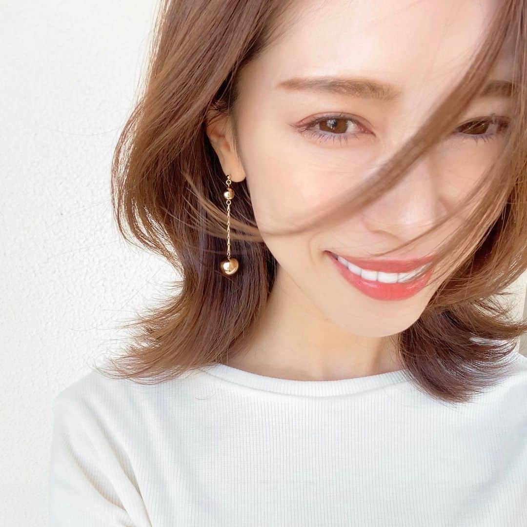 のインスタグラム：「*﻿ この度﻿ アクセサリーブランドをプロデュースさせて頂く事になりました🤍﻿ ﻿ ﻿ ブランド名は『etincelle..(エタンセル)』。﻿ 「輝き」を足して、より素敵な大人女性となれますように。という想いを込めて名付けました☺️﻿ ﻿ ﻿ 今回デザインさせて頂いた「メタルボールピアス」は、メタルボールの大きさやチェーンの長さにこだわり、シンプル且つ存在感のあるデザインとなりました。﻿ ﻿ 日本人に多いイエローベースの#イエベ 肌にもピッタリなゴールドです。﻿ ﻿ 私が着用しているのは、14kgfでアレルギー対応しています😊アレルギー対応無しで少し価格が抑えられたものと、イヤリングもご用意しております🤲﻿ ﻿ こちらは職人さんが一つ一つ手作りしてお送りしております✨﻿ ﻿ ﻿ ぜひ @miho_ishiguro URLよりご覧頂けると嬉しいです❤️素敵なアクセサリーが届けられるよう、がんばります☺️﻿ ﻿ ﻿ ﻿ ﻿ ﻿ #etincelle_official#accessories#fashion#エタンセル#ゴールドアクセ#ゴールドアクセサリー#アクセサリー#ゴールドピアス#ピアス#イヤリング#ファッション#シンプルコーデ」