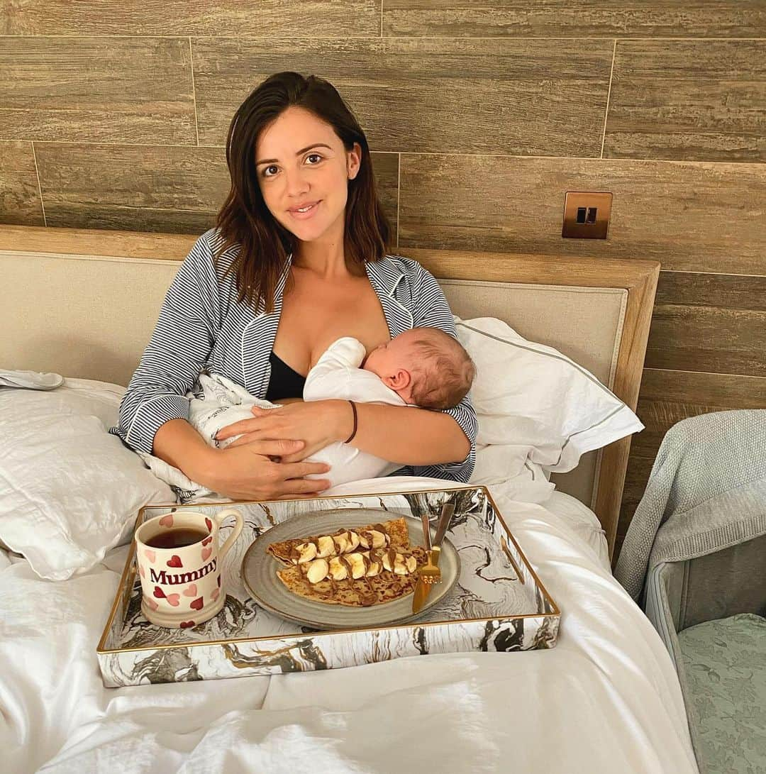 ルーシー・メックレンバーグさんのインスタグラム写真 - (ルーシー・メックレンバーグInstagram)「HAPPY SUNDAY!! Roman’s breakfast first then tired Mummas 🥞 💤 #stayhome #staysafe #breakfastinbed #mumlife #nomakeup #pancakes」5月3日 18時44分 - lucymeck1