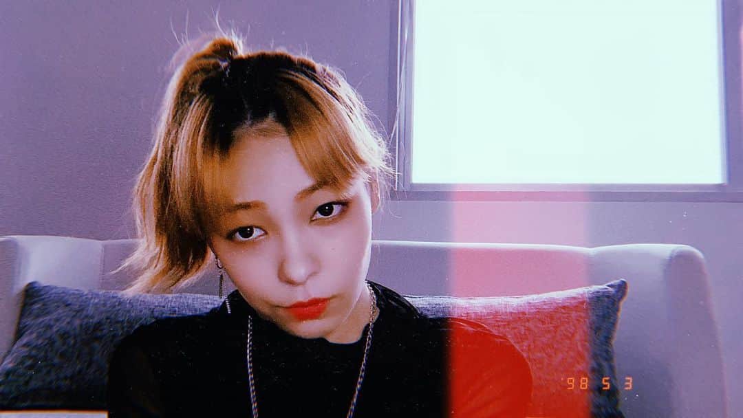 ジェニーさんのインスタグラム写真 - (ジェニーInstagram)「プリンを活かしてみようと思って、この髪型やってみたんだけど…どうかな？( ꒪꒫꒪；) #センター分けポニープリン #🍮🐴 #🍮 #🐴 #2枚目シャッタータイミングしくじったw #HUJIフィルター #実は汗をかきすぎてセンター分けにしたのはココだけの秘密w  #オシャレまで自粛しなくていいのだ」5月3日 18時54分 - _jenni_2017_