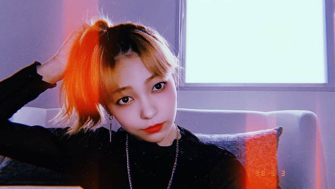 ジェニーのインスタグラム：「プリンを活かしてみようと思って、この髪型やってみたんだけど…どうかな？( ꒪꒫꒪；) #センター分けポニープリン #🍮🐴 #🍮 #🐴 #2枚目シャッタータイミングしくじったw #HUJIフィルター #実は汗をかきすぎてセンター分けにしたのはココだけの秘密w  #オシャレまで自粛しなくていいのだ」