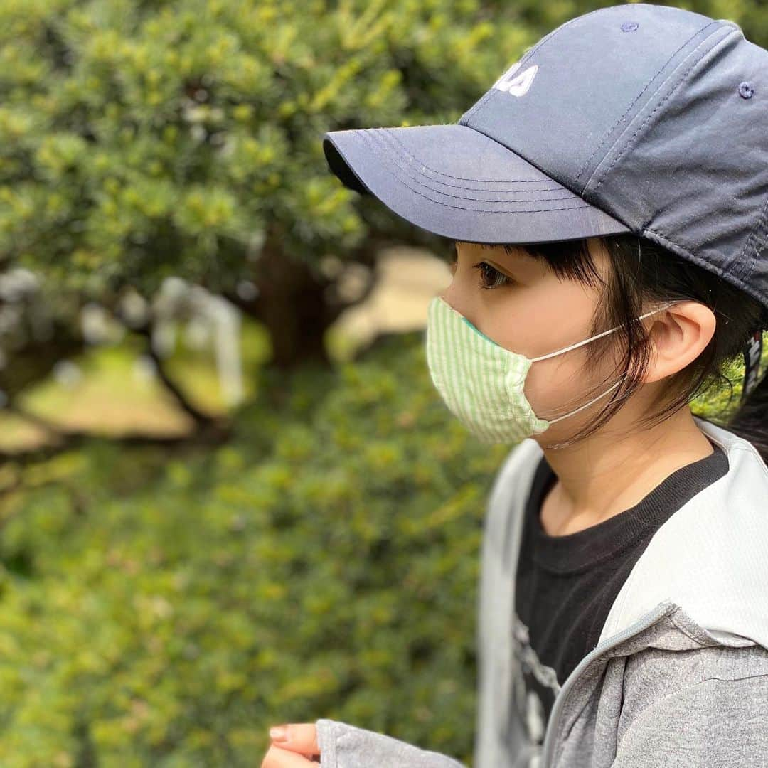 横溝菜帆さんのインスタグラム写真 - (横溝菜帆Instagram)「私は毎朝、ラジオ体操とランニングをしています。 ・ 我が家では、去年の11月くらいから、毎日ラジオ体操をやっています。 Eテレのテレビ体操を録画してあり、それを見ながら、真剣に、やります。 家族はそれぞれ学校や仕事などで、一緒の時間に体操をすることができませんでした。 しかし、最近は家族が集まっている時間が多いので、テレビの前で並んでラジオ体操をすることができます！ ラジオ体操は、年齢や体力に関係なく誰にでもできるので、とってもオススメです😊 ・ ランニングは、休憩せずに走り続けることが出来るようになりました🍄 帰って来ると、汗だらだらで、へとへとです😅 ・ ・ #ラジオ体操 #ランニング #横溝菜帆」5月3日 18時49分 - y_naho_te