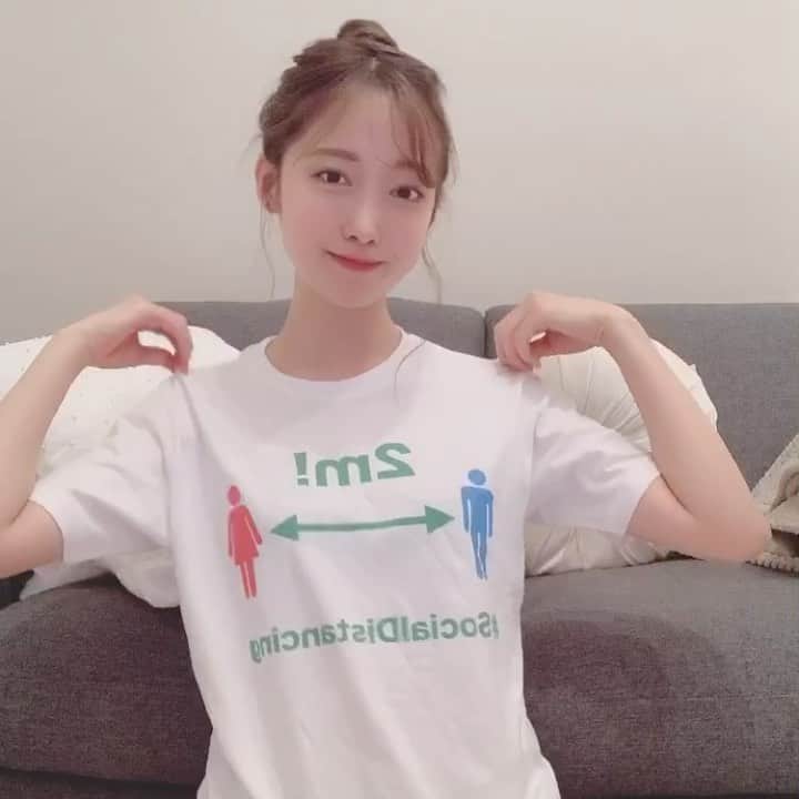 ぐんじりなのインスタグラム：「. 人混みを避ける、Stay Home、 人との距離を取る事を指す 『Social Distancing』 . このTシャツの購入利益は全て 緊急支援活動を行っている 【認定特定非営利活動法人ピースウィンズ・ジャパン】に 寄付されます🥰 ぜひチェックしてみてください✔︎ 私はこれ着てスーパー行ってるよ🐈🐈 . #socialdistancing #covid19 #stayhome  #ピースウィンズジャパン　#お家時間」