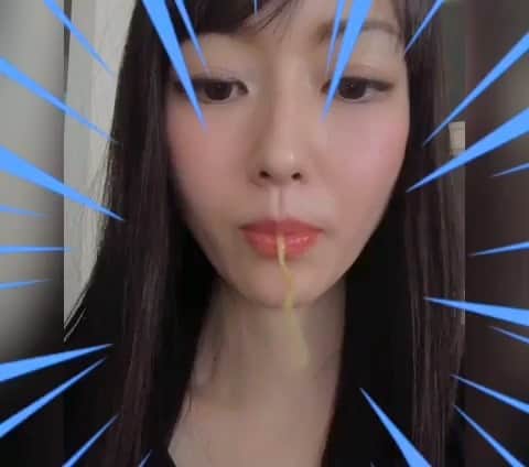 のインスタグラム：「口の中で麺を結ぶの巻〜👯‍♀️ 久々やった😂（笑）  #吉山りさ #フリーモデル  #フリーランス #フリーランスモデル #freelancemodel #麺類 #大好き #ヒステリックグラマー #hystericglamour #tシャツ #電車 #電話 #動画 朝早かったから眠い😴 #model #モデル #つるつる #汁なし坦々麺 #ラーメン 食べて帰ろうとしたけど一身上の都合で食べられませんでした😂 #ラーメン女子 #拉麺 #麺  #雨 降りそう #☔ #コロナ なんかに負けないもん💪(´･_･`💪) #music #ほんわか 夜ご飯どーしよっかなぁ〜🐒 #ケンタッキー 食べたい😍 #レッドホットチキン レギュラー化キボンヌ😍💗 #kfc #サイ」