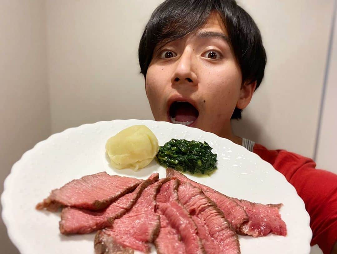 フジテレビアナウンサーのインスタグラム：「4年目の安宅です！ 宮司さんから「何をしているのか、個人的に気になっている安宅」という嬉しいバトンを頂きまして、 今日は最近作ったご飯を紹介させてもらいます！笑  一枚目は、簡単ローストビーフ！ 30分もあれば美味しく仕上がりますよ！ 作り方ムービーも最後にあげておくのでぜひ！  2枚目は、フレンチトースト、ハンバーグ、天ぷらやパエリアです。  おうち時間が増えて、少し手間のかかる料理を作ることも増えました！ 皆さんもぜひ、普段は作らない料理に挑戦してみてはいかがでしょうか？？ さて、次は「個人的にあまり日常生活が想像出来ない竹内さん」にお願いします！笑 最近のマイブームはなんですか？？😆 #おうち時間 #おうちご飯 #簡単ローストビーフ  #安宅晃樹 #フジテレビアナウンサー #フジアナむすび」