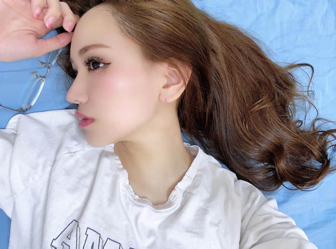 のインスタグラム：「. 17ライブでおでこ横から見せて欲しいって リクエストいただいたので😌💕🍮🍮 おでこは公式プロフィール7.5cmにしてます🌕 .  #おうち時間 #お家時間 #おうちにいよう  #早く夏になれ  #fabric #新宿ファブリック #ファブリック #ラウンジ #キャバクラ #キャバ嬢 #歌舞伎町 #歌舞伎町キャバ嬢 #桜ゆみ #ColorHasNoGender #집콕중」