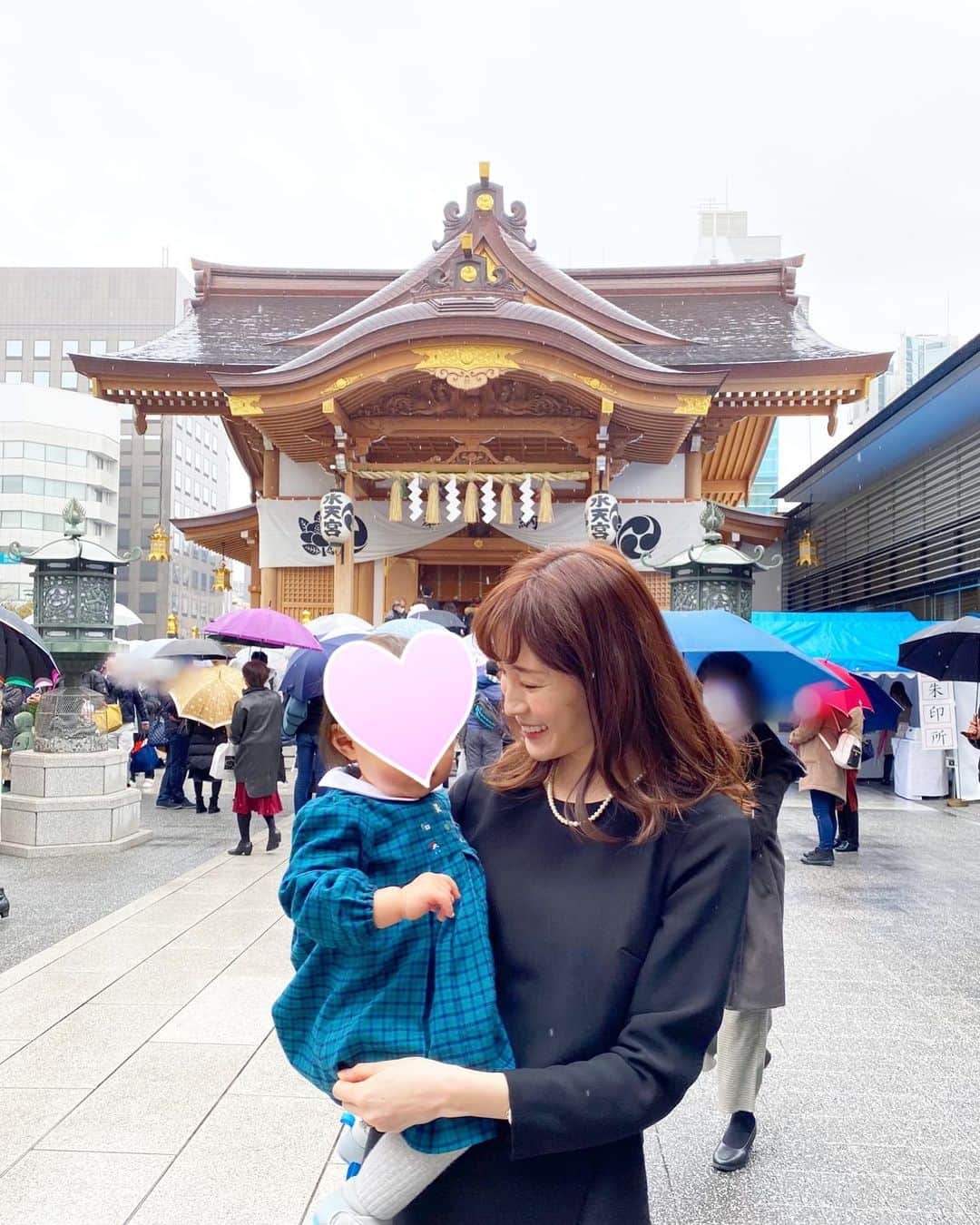 小林真由のインスタグラム：「⋆﻿ ⋆﻿ 私事ですが﻿ この度第二子となる新しい命を授かりました﻿ ﻿ 育児をしながらの妊娠はやはりハードで😂、日々家族に支えられながら家での生活を過ごしています。﻿ 娘といると毎日がアッ！という間で、気づけば出産を迎えそう。 ﻿ ﻿ ﻿ 不安な日々が続く中どのタイミングでご報告すべきか悩みましたが、今後とも温かく見守って頂けたら嬉しいです。﻿ 皆様もどうぞお体にお気をつけ下さい🕊﻿ ﻿ #妊娠 #マタニティ #マタニティライフ #妊娠7ヶ月 #前の写真です」