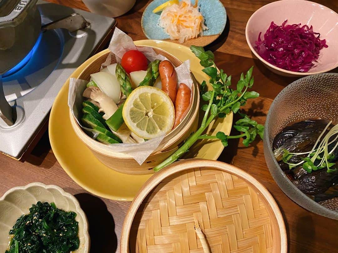 近藤千尋のインスタグラム：「蒸し野菜🍆とあぐー豚のしゃぶしゃぶ❤️ 明日は十愛の３歳のお誕生日なので 早く寝かせて部屋の飾り付けをしなきゃ😍✨笑 こんな時期なので去年みたいに 両親やお友達を呼んだりは出来ないので、 パパママでしっかりお祝いします☺️❗️」