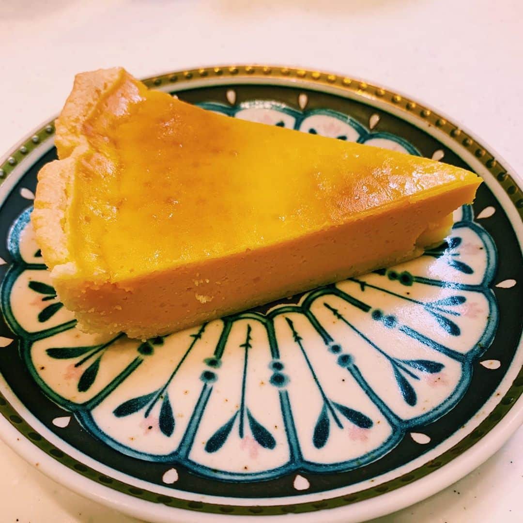 のインスタグラム：「お母さんが作るかぼちゃのタルト、本当に美味しいんです~ 写真でぜひとも伝わってくれぃ🤤 #mom #cooking #food #foodphotography #cake #tarte #pumpkin #sweets #homemade #homecooking #stayhome #vscocam」