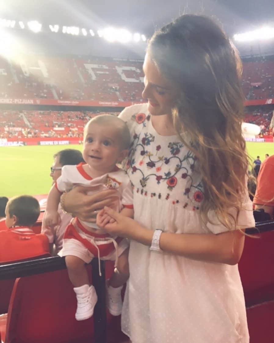 セルヒオ・エスクデロのインスタグラム：「Feliz día de la madre a todas pero en especial a ti @tatyana_cs , gracias por hacer de nuestro hijo un niño mejor en cada lección que le das pero sobre todo por cómo lo cuidas y como lo amas.  Te queremos muchísimo súper mami  Eres la mejor 👩🏽👦🏼」