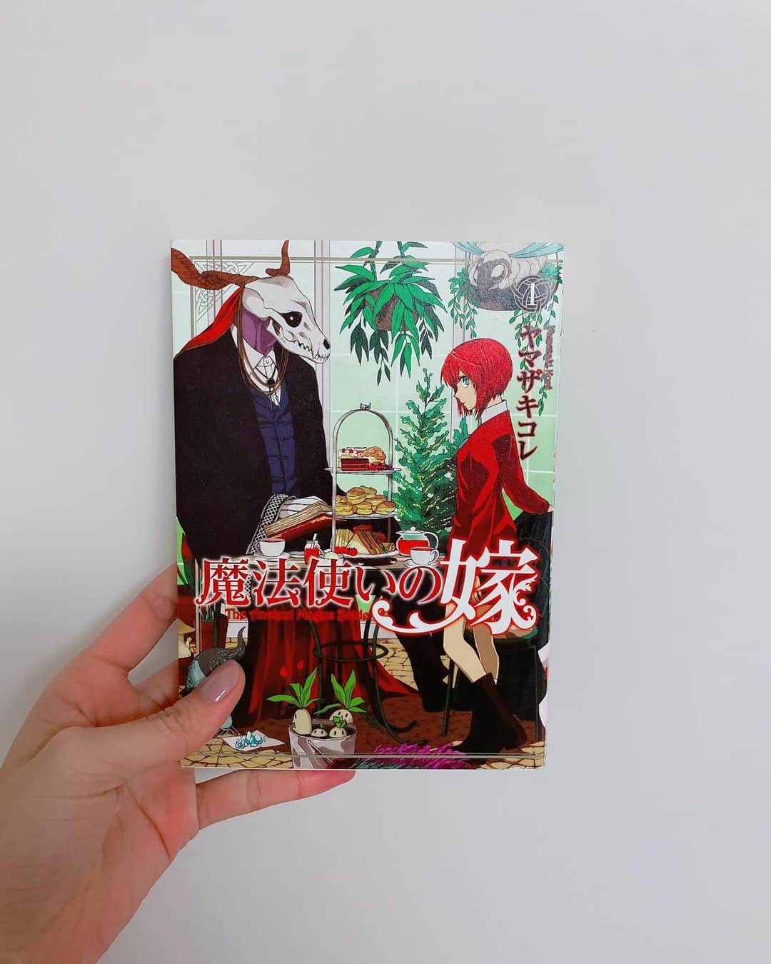 飯窪春菜のインスタグラム：「📚1日1冊漫画紹介📚 ・ ・ 今日ご紹介するのは 「魔法使いの嫁」です🧚🏻‍♀️ 同期の工藤遥ちゃんが舞台出演してました！ ・ 羽鳥チセ15歳。生まれつき人ならざるものが見えるチセは身寄りもなく、生きる希望も術もない。自暴自棄になり闇のオークションに「商品」として身を委ねたチセを買ったのは、骨頭の人外の魔法使いエリアス・エインズワースだった。 エリアスはチセの魔法使いとしての素質を見抜き、自身の弟子にしつつ嫁にするつもりであることを告げる。チセはエリアスと生活をしていく中で自分と同じように不幸な境遇の者たちと出会い、自分自身の過去とも向き合うように…。 ・ この作品は本屋さんで表紙が気になり買いました。キャラクターたちの個性や、背景の描かれ方、雰囲気の描かれ方、1ページの中に情報がギュッと詰め込まれてるように感じます。絵が細かなタッチで描かれていて、ヤマザキコレ先生は絵を描くのがお好きな方なんだろうなと想像するのが楽しかったです🌼 漫画としては正直好みが分かれるかもしれません。ストーリー展開がゆっくりなのでさくさくスピーディーに読むのがお好きな方は、ゆっくり読むのが適した漫画だと意識して読んでみてください☺️ 細かく小さな伏線が散りばめられているので、１巻、２巻を読んだだけでは感じられない面白さも、全体を通すと見えてくるかもしれません。私は何度も読み返しました💨 ゴールデンウィークもゆっくり過ごすことになりそうなので、同じくゆっくり過ごす方はぜひ読んでみてくださいね🧚🏻‍♀️ ・ ・ ・ #飯窪春菜のまんが紹介 #1日1冊  #漫画  #魔法使いの嫁 #はるなの毎日  #飯窪ってる」